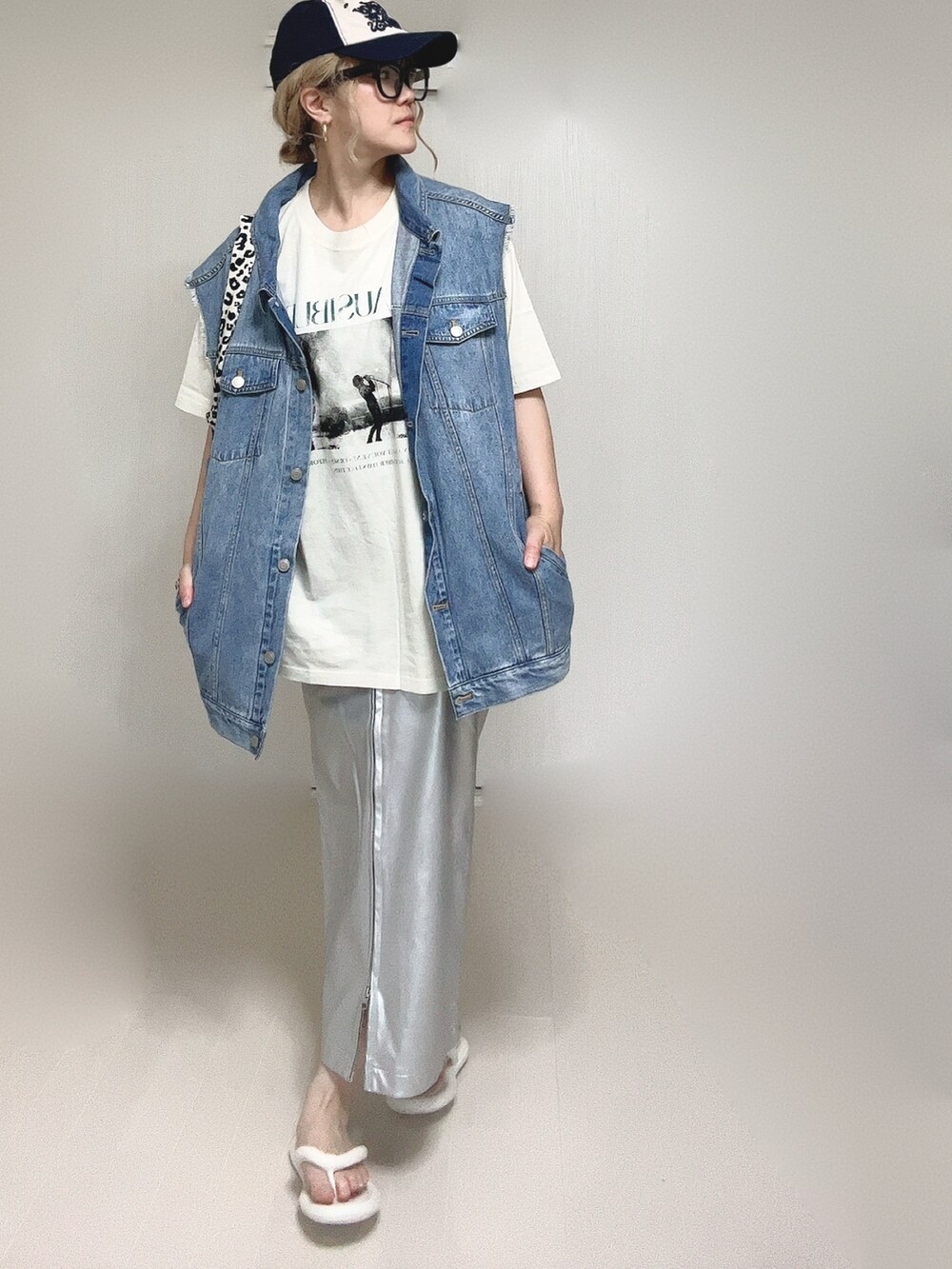 ホワイト系のTシャツ/カットソー、ブルー系のベスト、ホワイト系のトートバッグを着用したレディースの夏コーディネートの2枚目の写真