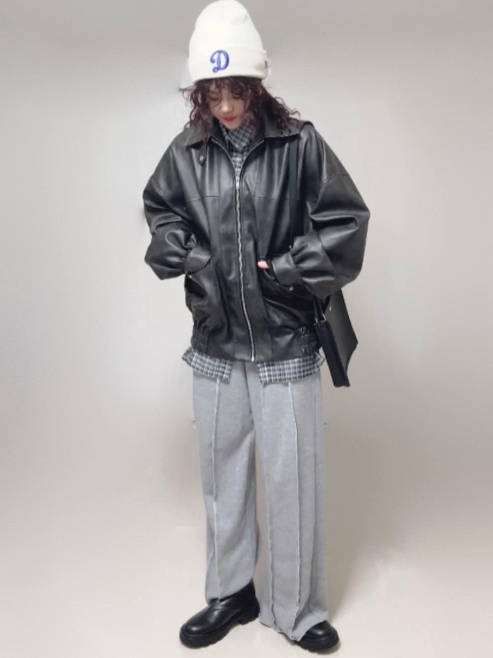 ブラック系のシャツ/ブラウス、ブラック系のブルゾン、グレー系のスウェットパンツを着用したレディースの秋コーディネートの2枚目の写真