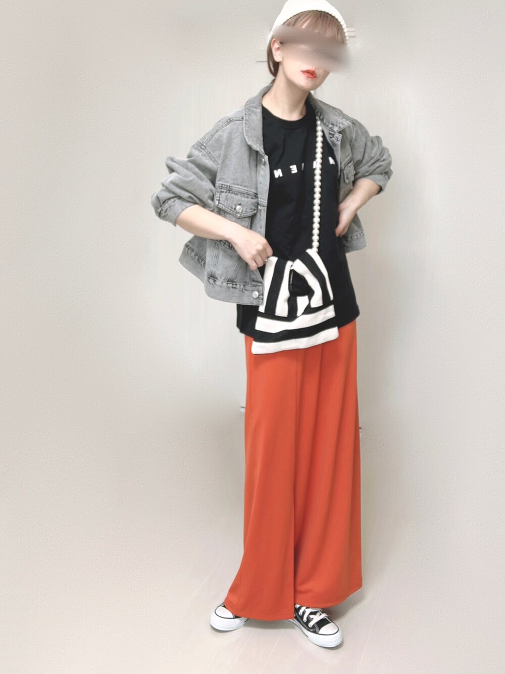 ブラック系のTシャツ/カットソー、ブラック系のデニムジャケット、ホワイト系のショルダーバッグを着用したレディースの夏コーディネートの4枚目の写真