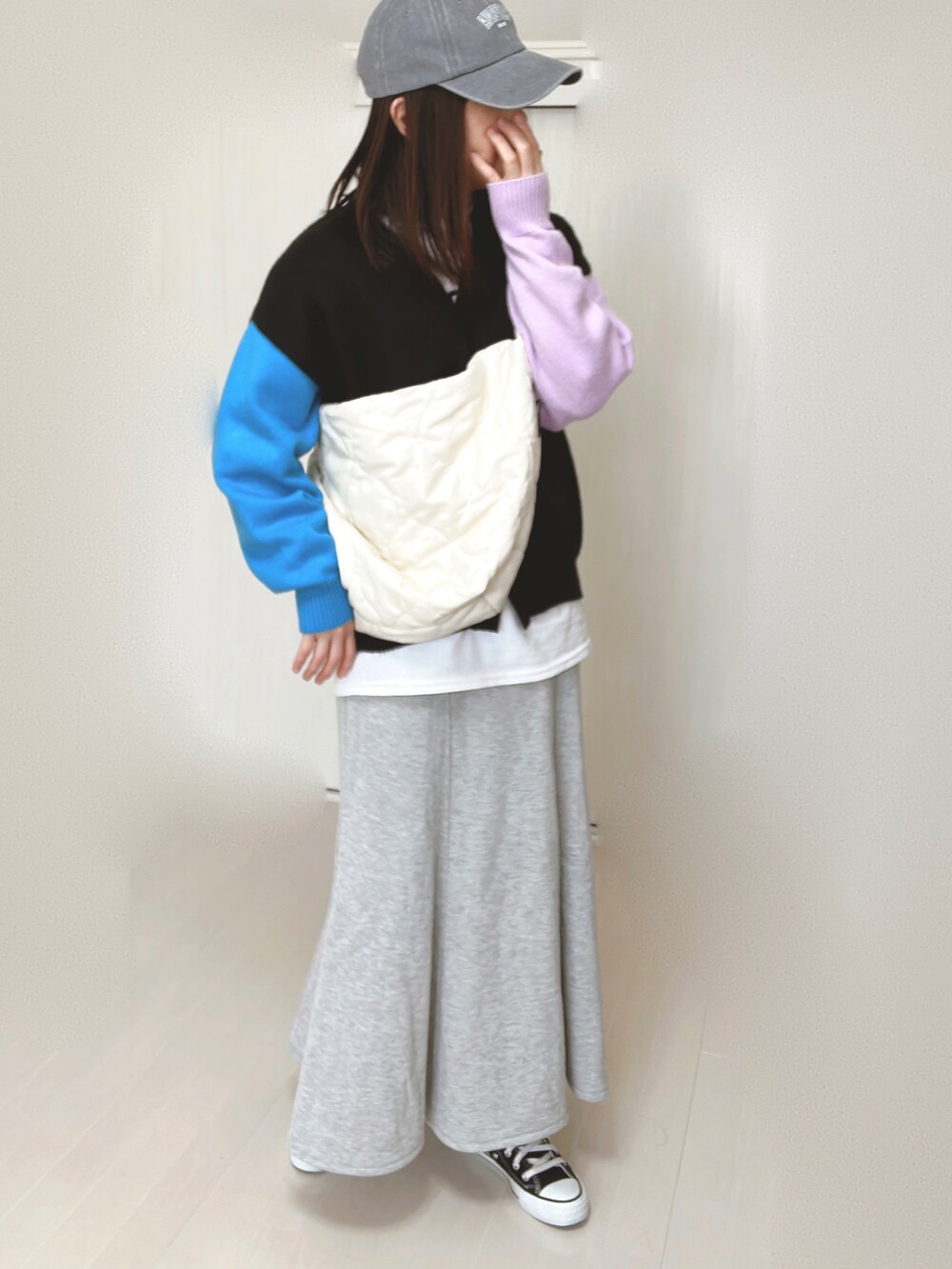 ブラック系のカーディガン/ボレロ、ホワイト系のショルダーバッグ、グレー系のスカートを着用したレディースの春コーディネートの3枚目の写真