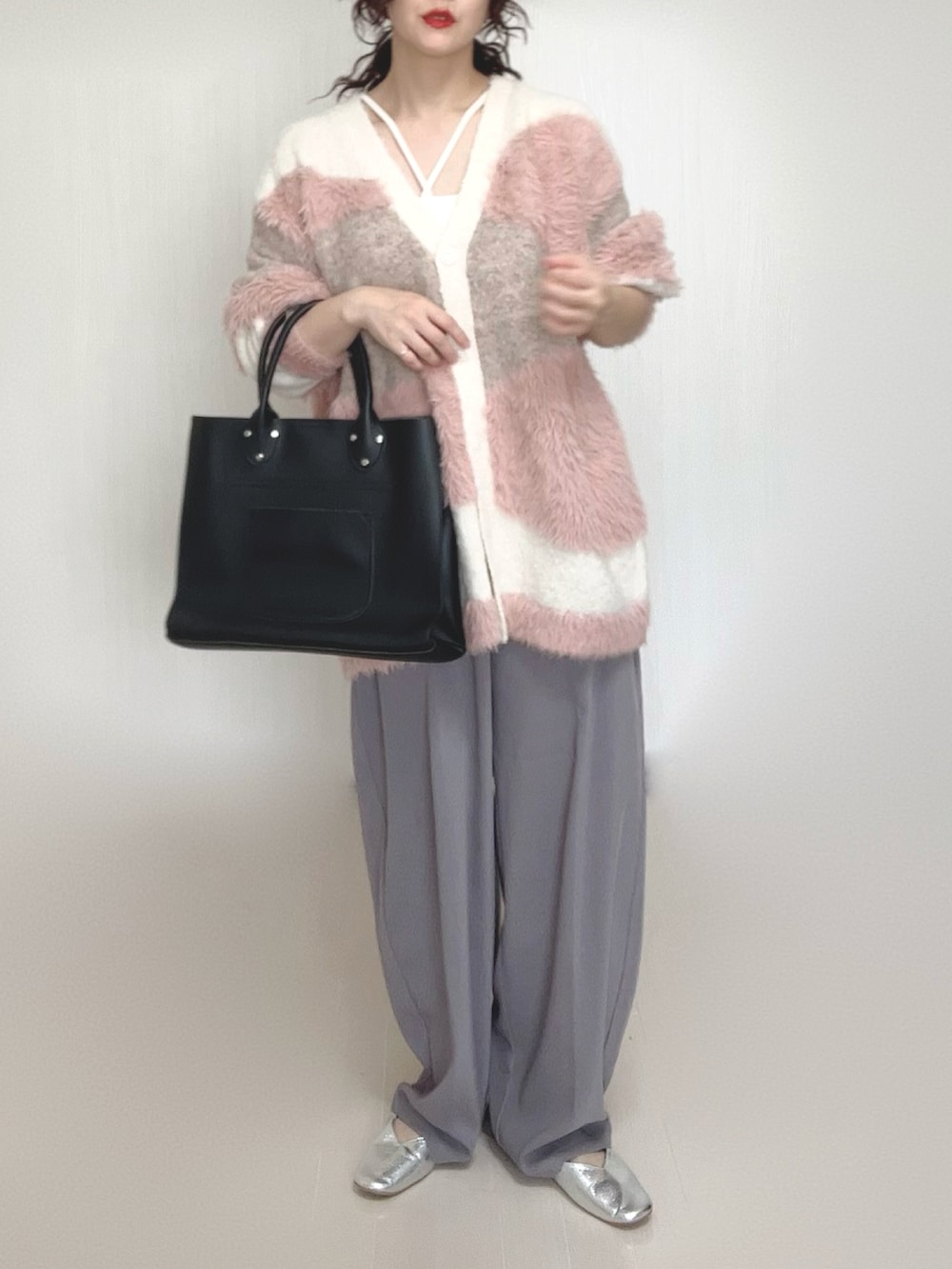 ホワイト系のカーディガン/ボレロ、グレー系のその他パンツ、シルバー系のパンプスを着用したレディースの秋コーディネートの5枚目の写真