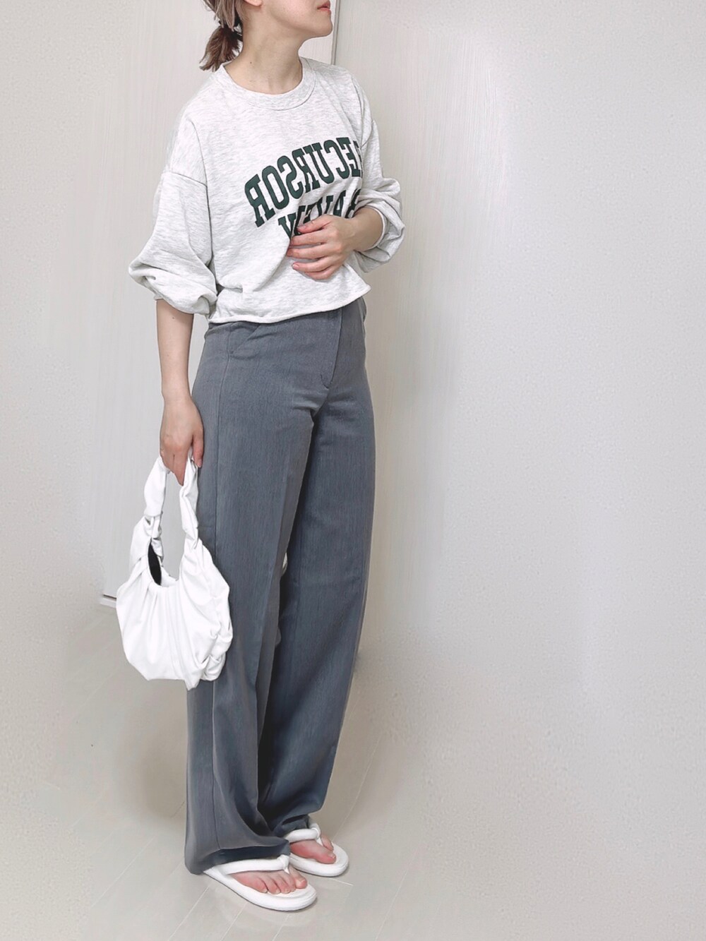 ホワイト系のサンダルを着用したレディースの夏コーディネートの5枚目の写真