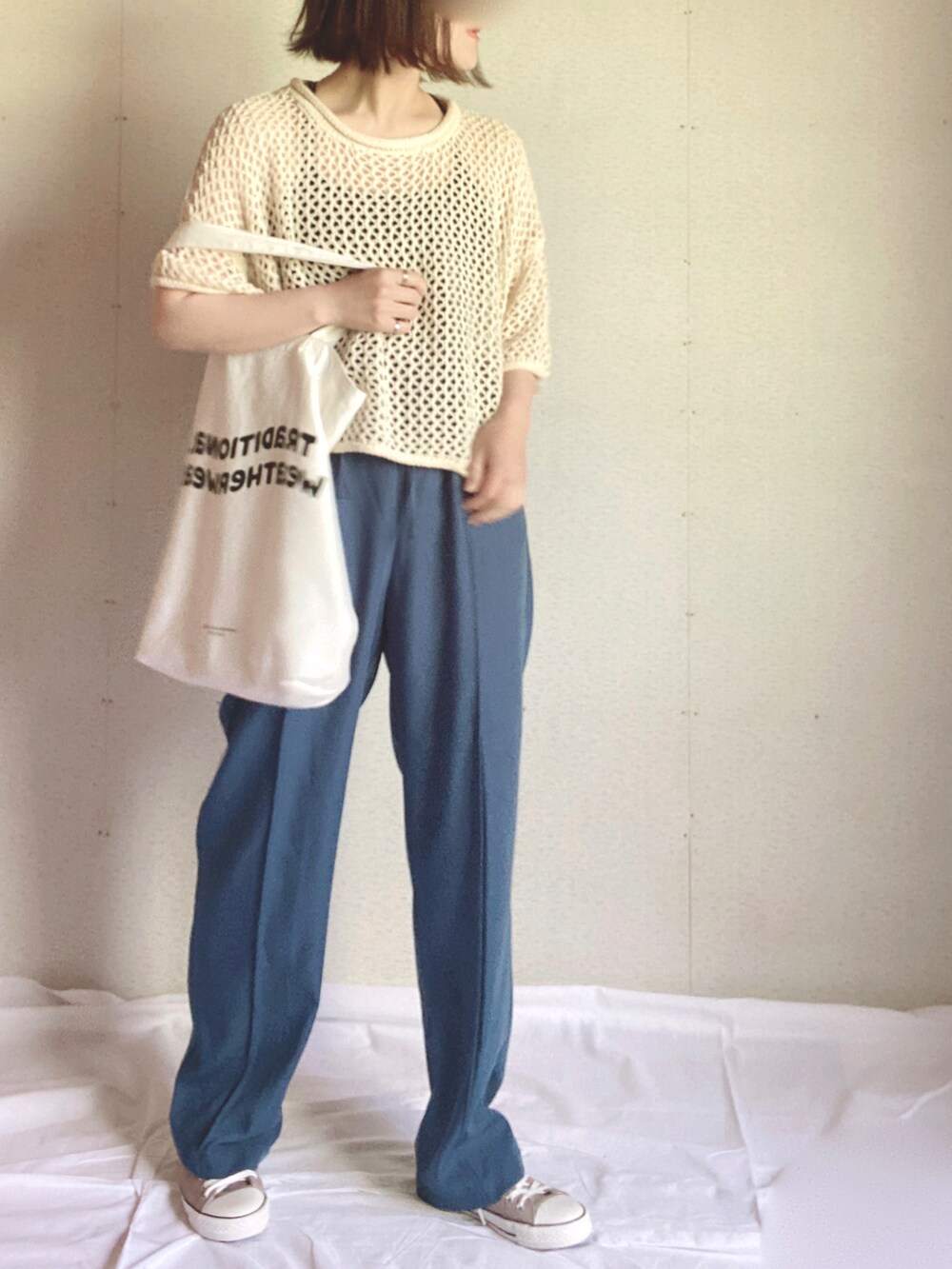 ベージュ系のニット/セーター、ブラック系のキャミソール、ブルー系のその他パンツを着用したレディースの夏コーディネートの5枚目の写真