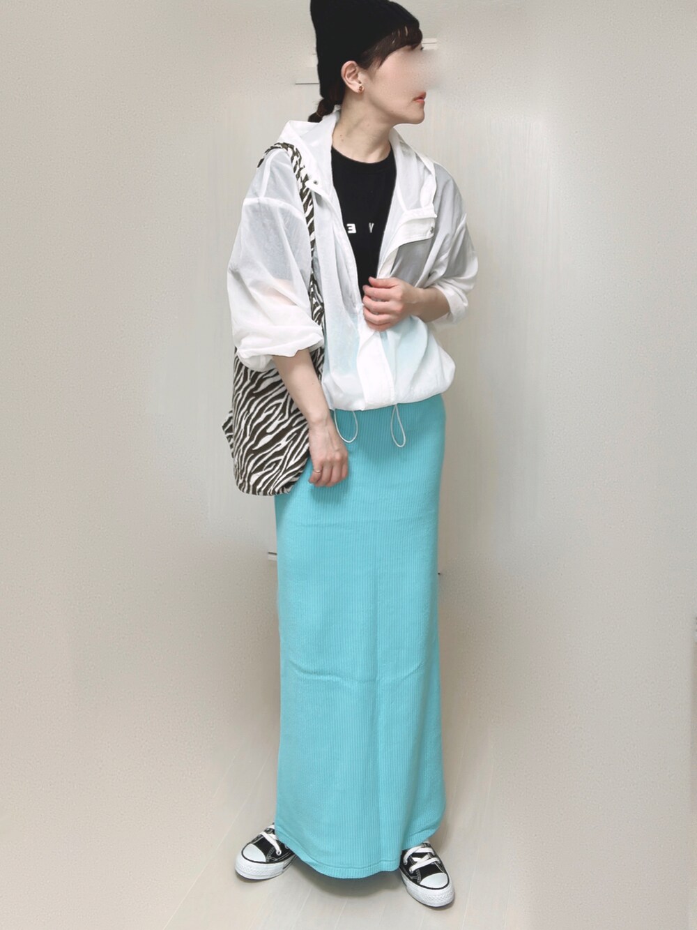 ブラック系のTシャツ/カットソー、ブルー系のスカート、ブラック系のスニーカーを着用したレディースの夏コーディネートの3枚目の写真