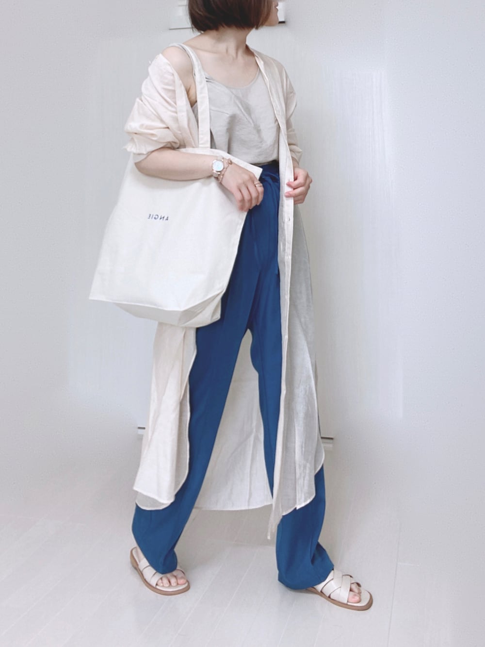 「Fossil、フォッシル、sakishimatokyo、ANGIE VINTAGE、ANGIE、notch.、welleg、ウェレッグ、menue、シャツワンピ、イージーパンツ、ブレスレット、編み込みサンダル、トートバッグ、大人カジュアル」｜「ANGIEの【UNITED ATHLE】ANGIEロゴトートバック（トートバッグ、ホワイト系）」を使った、Ⓜ︎さん（レディース・152cm）の夏コーディネートの4枚目の写真
