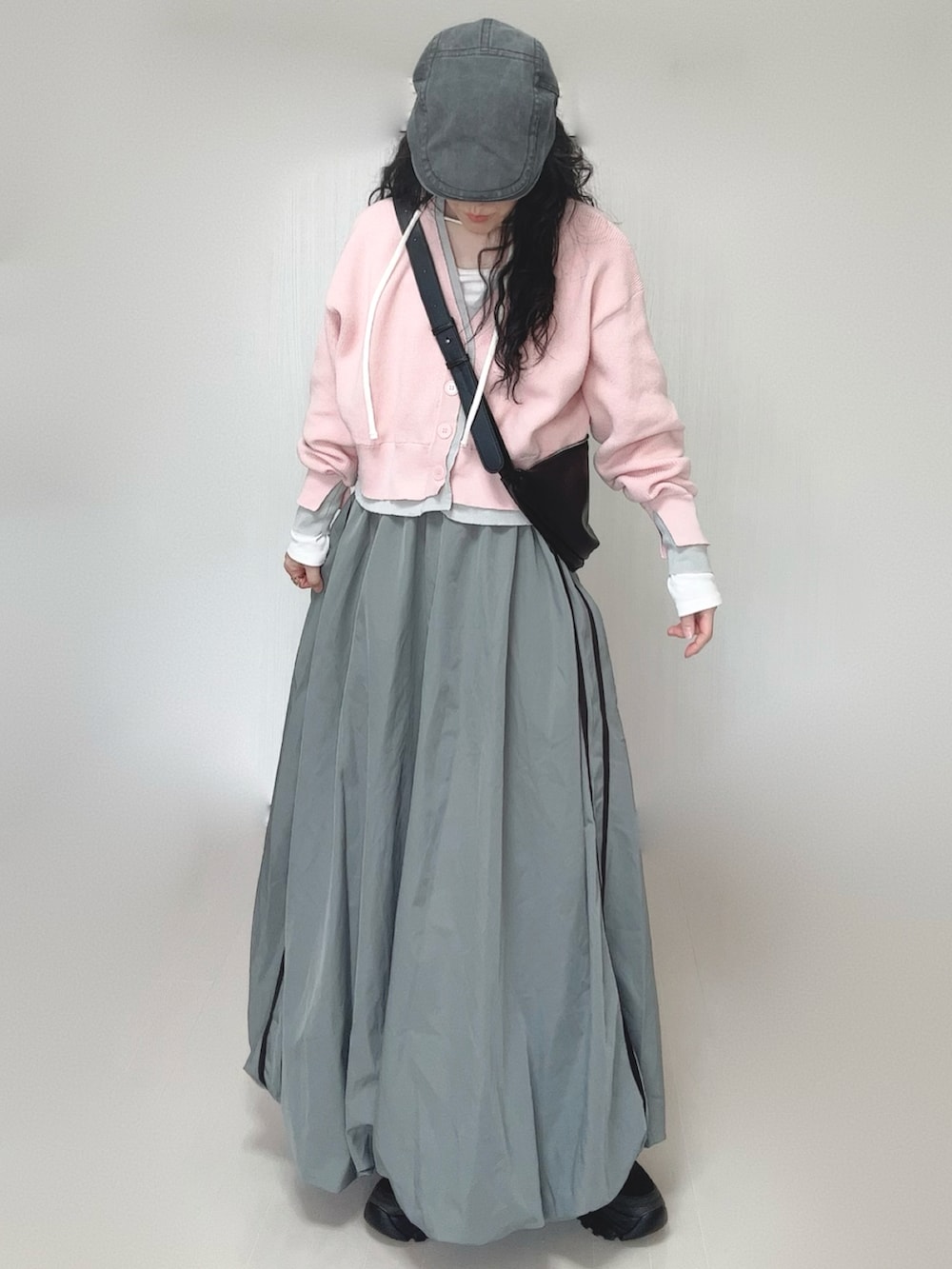 ピンク系のカーディガン/ボレロ、ホワイト系のTシャツ/カットソー、ブラック系のスニーカーを着用したレディースの春コーディネートの2枚目の写真