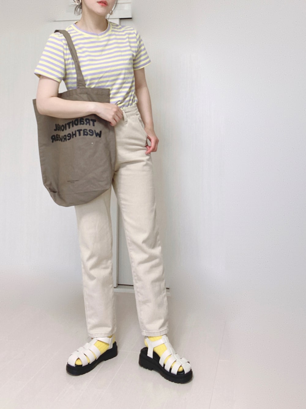 ベージュ系のその他パンツ、ブラウン系のトートバッグを着用したレディースの夏コーディネートの4枚目の写真