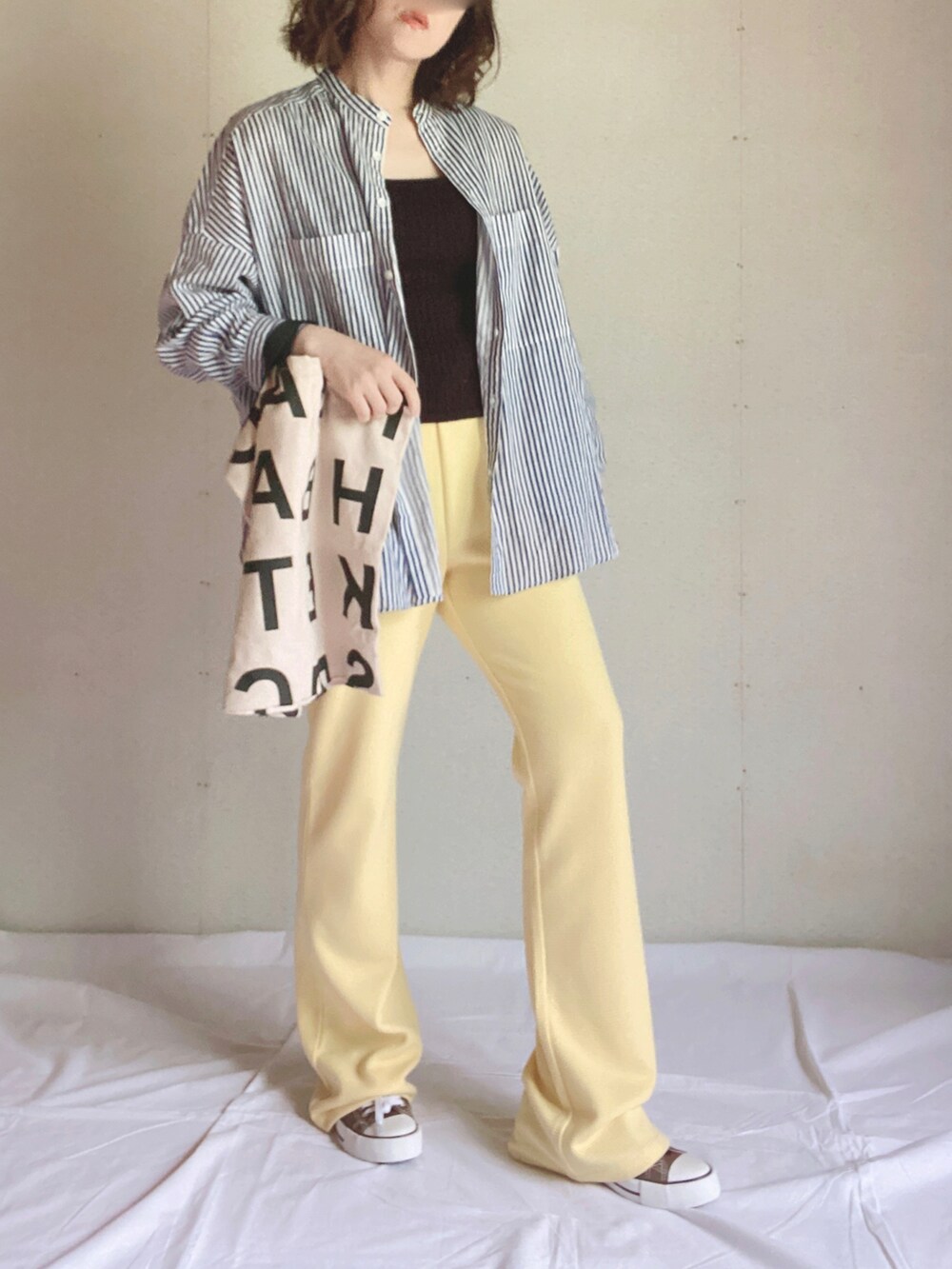 ブルー系のシャツ/ブラウス、イエロー系のその他パンツ、ホワイト系のトートバッグを着用したレディースの夏コーディネートの2枚目の写真