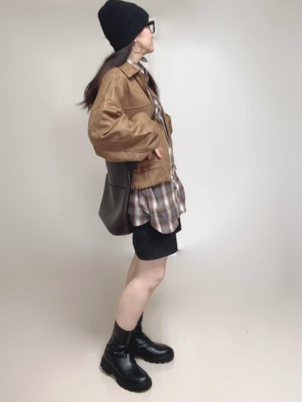 ベージュ系のブルゾン、ブラック系のブーツ、ブラウン系のシャツ/ブラウスを着用したレディースの秋コーディネートの4枚目の写真