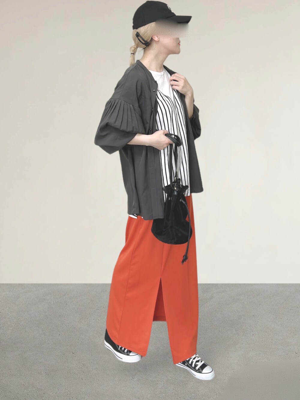ホワイト系のTシャツ/カットソー、ブラック系のショルダーバッグ、オレンジ系のスカートを着用したレディースの秋コーディネートの4枚目の写真