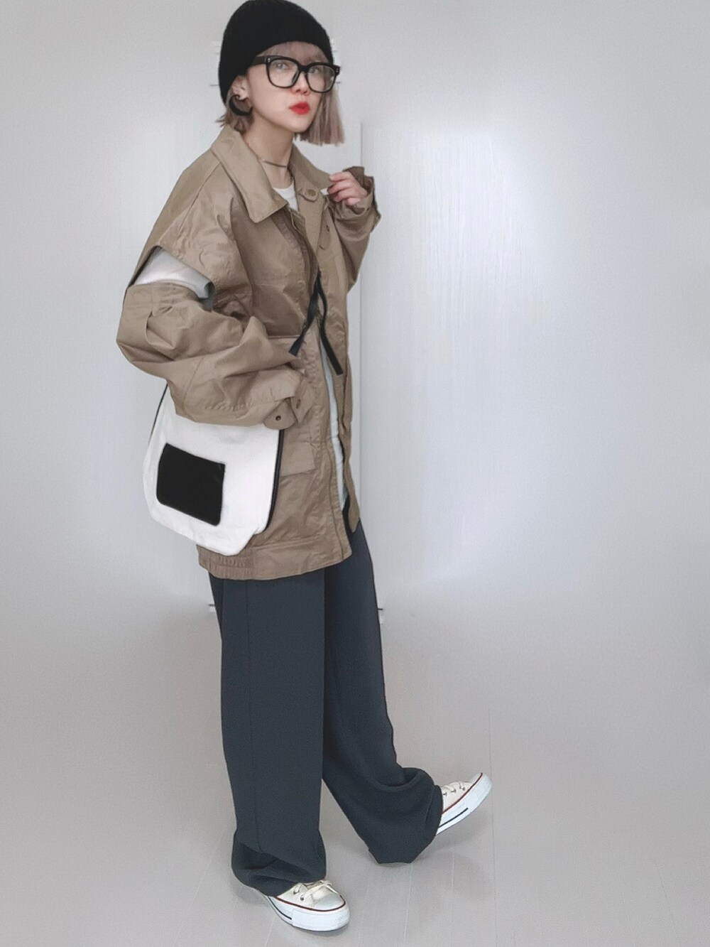 ベージュ系のジャケット/アウター、ホワイト系のTシャツ/カットソー、ホワイト系のショルダーバッグを着用したレディースの冬コーディネートの3枚目の写真