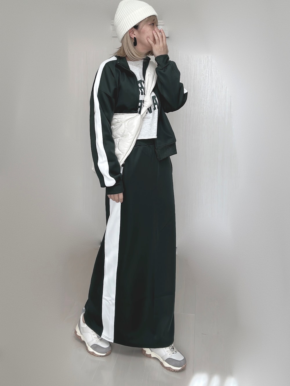 グリーン系のその他アウター、グリーン系のスカート、ホワイト系のショルダーバッグを着用したレディースの秋コーディネートの4枚目の写真