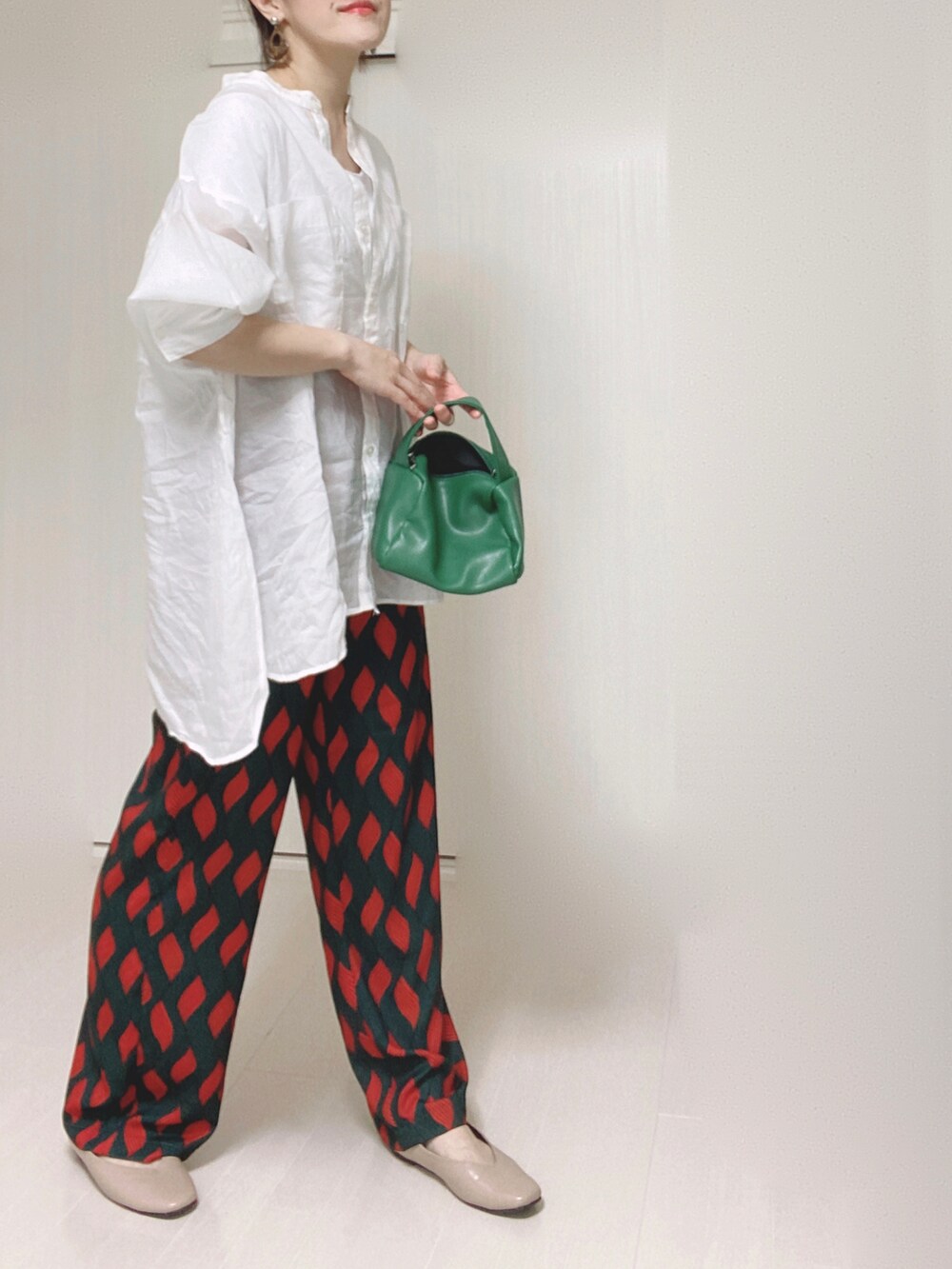 グリーン系のその他パンツ、ホワイト系のシャツ/ブラウス、グリーン系のハンドバッグを着用したレディースの夏コーディネートの3枚目の写真