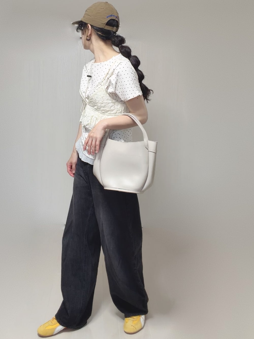 ホワイト系のTシャツ/カットソー、ブラック系のデニムパンツ、ホワイト系のキャミソールを着用したレディースの春コーディネートの3枚目の写真