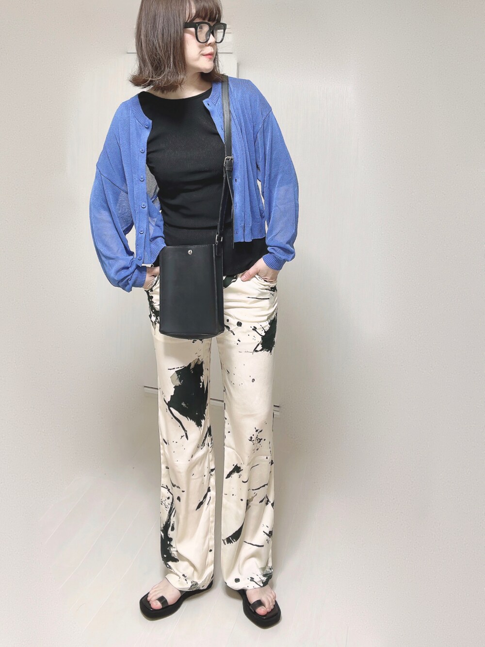 ブラック系のTシャツ/カットソー、ブルー系のカーディガン/ボレロ、ブラック系のショルダーバッグを着用したレディースの春コーディネートの3枚目の写真