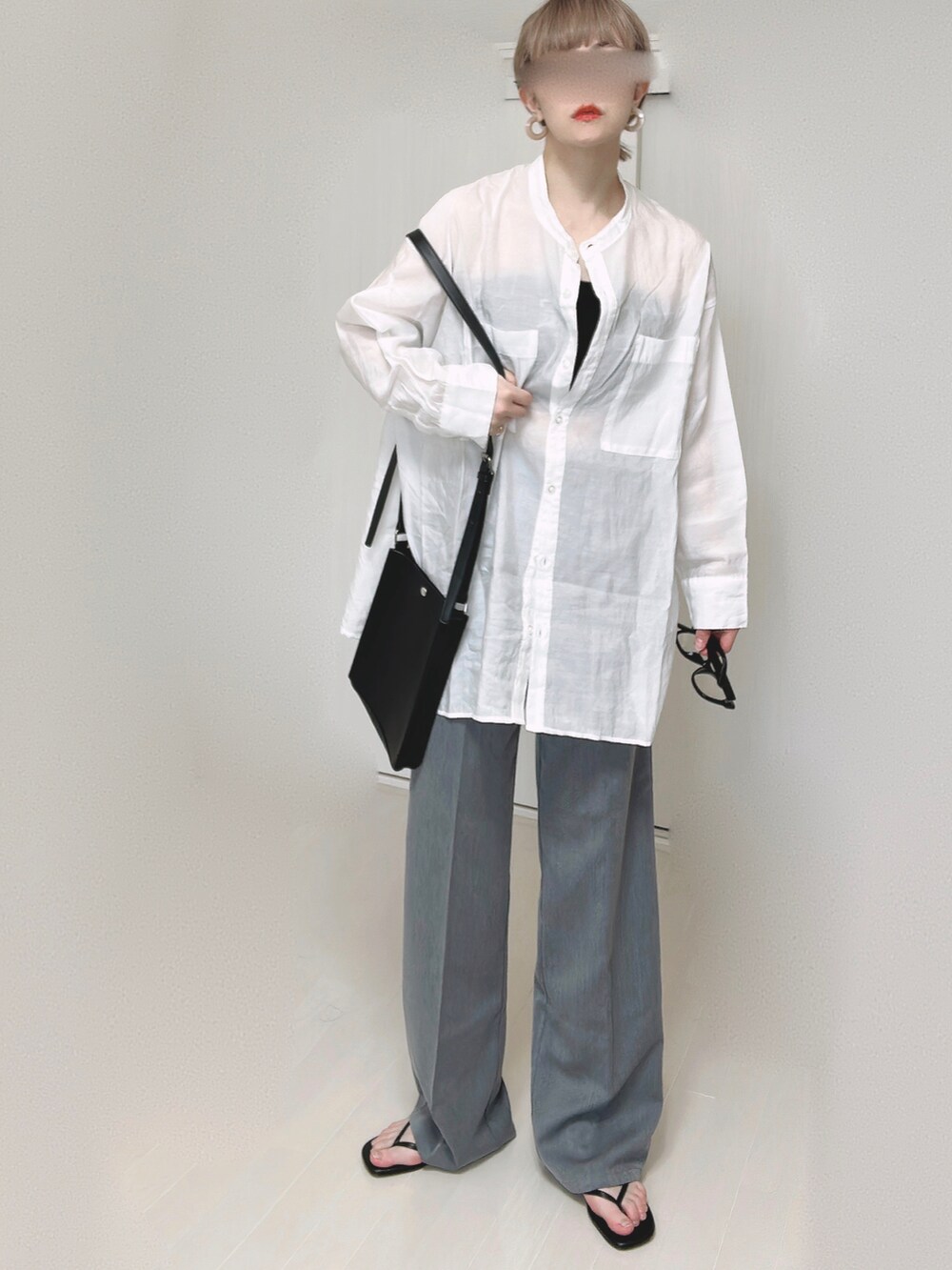 ホワイト系のシャツ/ブラウス、ブラック系のショルダーバッグ、ブラック系のサンダルを着用したレディースの春コーディネートの2枚目の写真