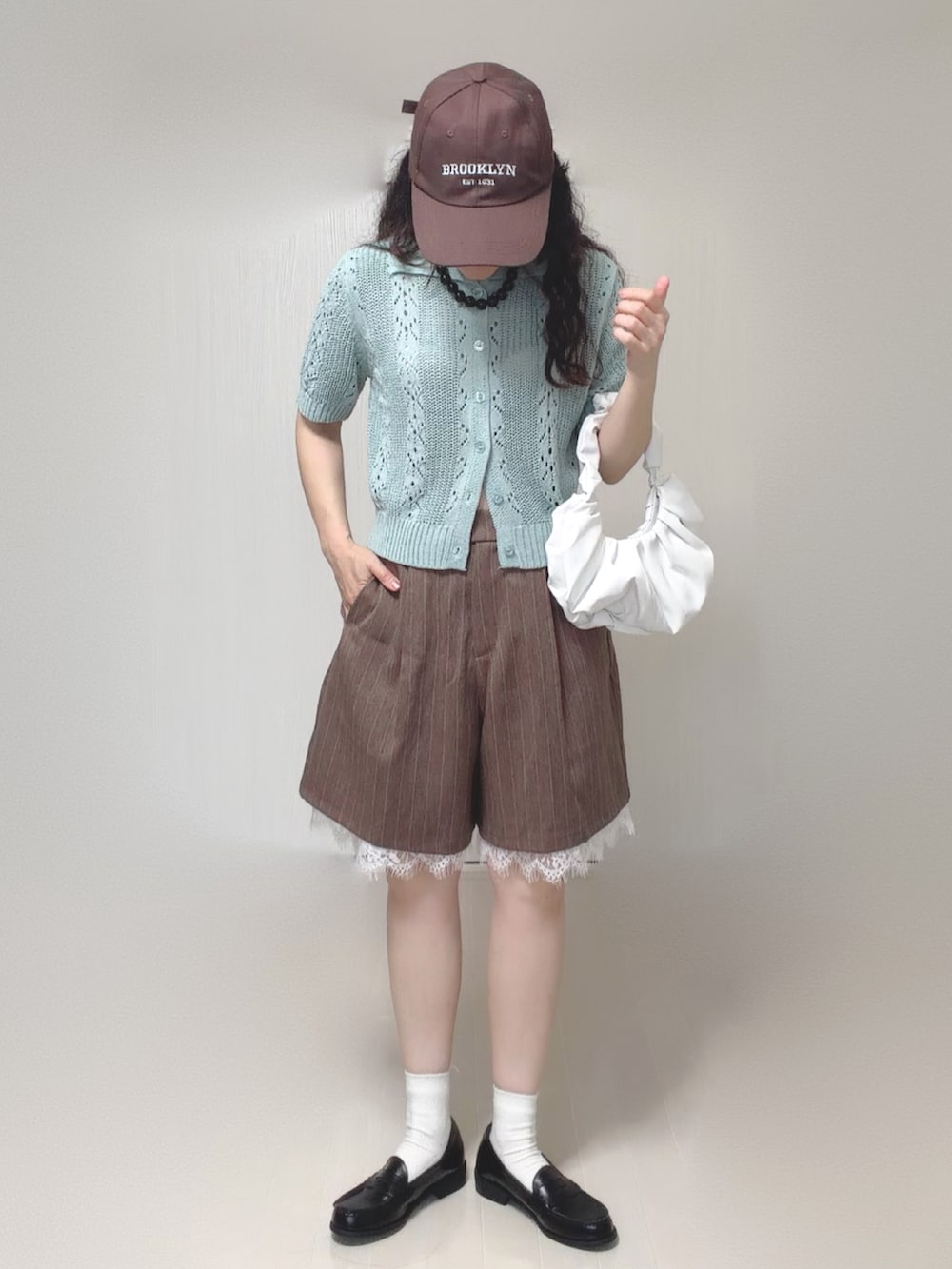 グリーン系のカーディガン/ボレロ、ブラウン系のその他パンツ、ブラック系のローファーを着用したレディースの夏コーディネートの4枚目の写真