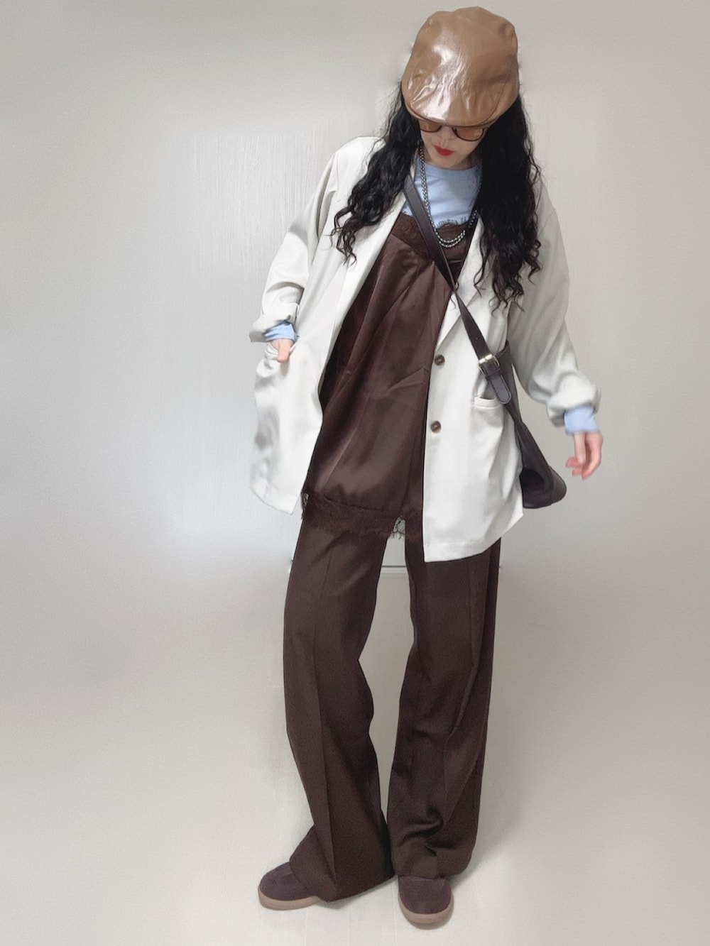 ホワイト系のテーラードジャケット、ブラウン系のその他パンツ、ブルー系のTシャツ/カットソーを着用したレディースの春コーディネートの5枚目の写真