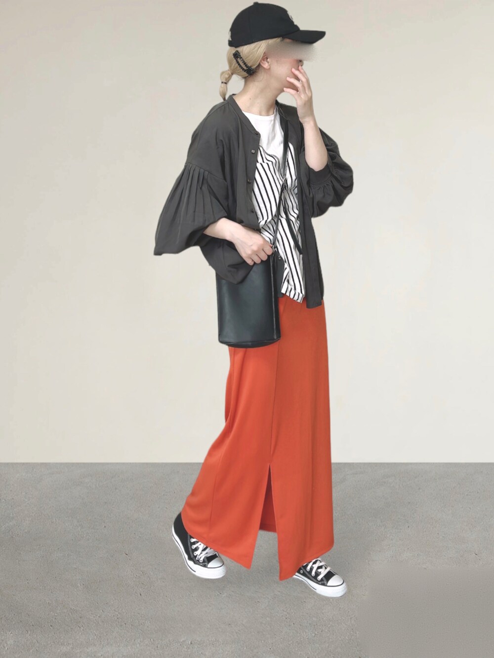 ホワイト系のTシャツ/カットソー、ブラック系のショルダーバッグ、オレンジ系のスカートを着用したレディースの秋コーディネートの2枚目の写真