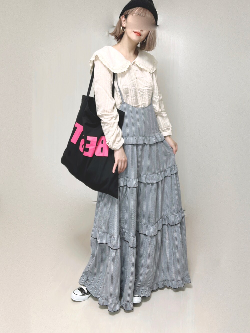 ブラック系のワンピース、ベージュ系のシャツ/ブラウス、ブラック系のトートバッグを着用したレディースの夏コーディネートの3枚目の写真