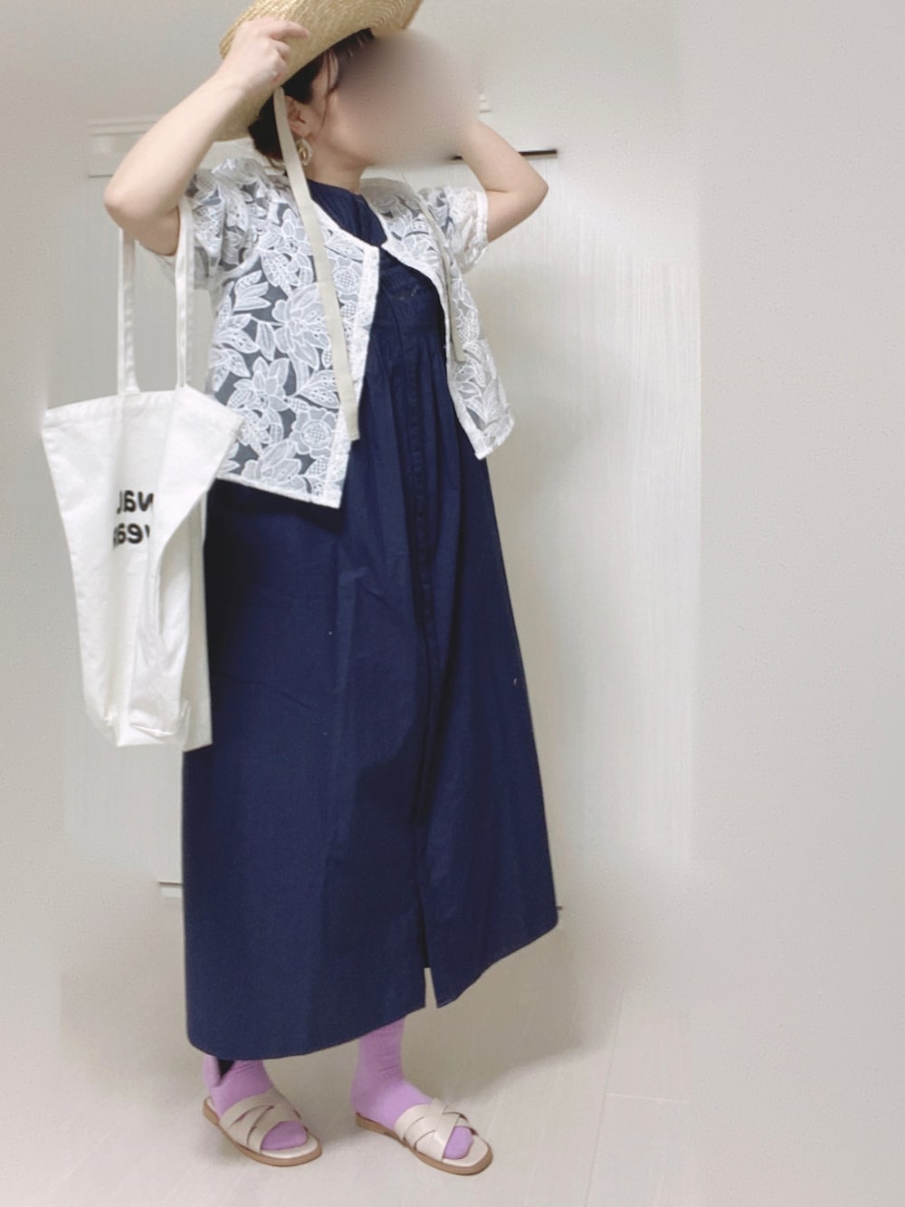 ホワイト系のトートバッグ、ホワイト系のシャツ/ブラウス、ホワイト系のサンダルを着用したレディースの春コーディネートの2枚目の写真