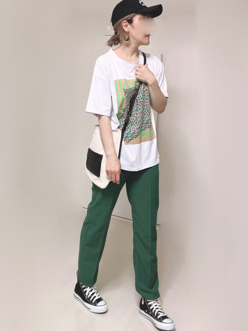 ホワイト系のショルダーバッグ、グリーン系のスラックス、ブラック系のスニーカーを着用したレディースの夏コーディネートの5枚目の写真