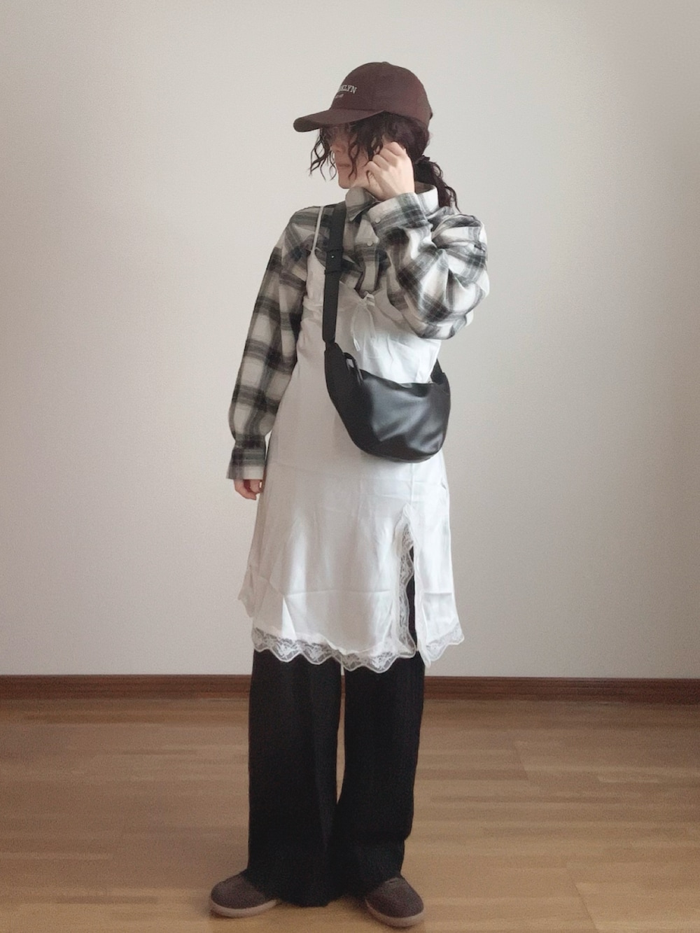 ホワイト系のシャツ/ブラウス、ホワイト系のワンピース、ブラック系のその他パンツを着用したレディースの春コーディネートの3枚目の写真