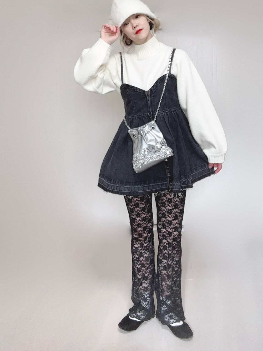 ホワイト系のニット/セーター、ブラック系のその他パンツ、ブラック系のパンプスを着用したレディースの冬コーディネートの2枚目の写真