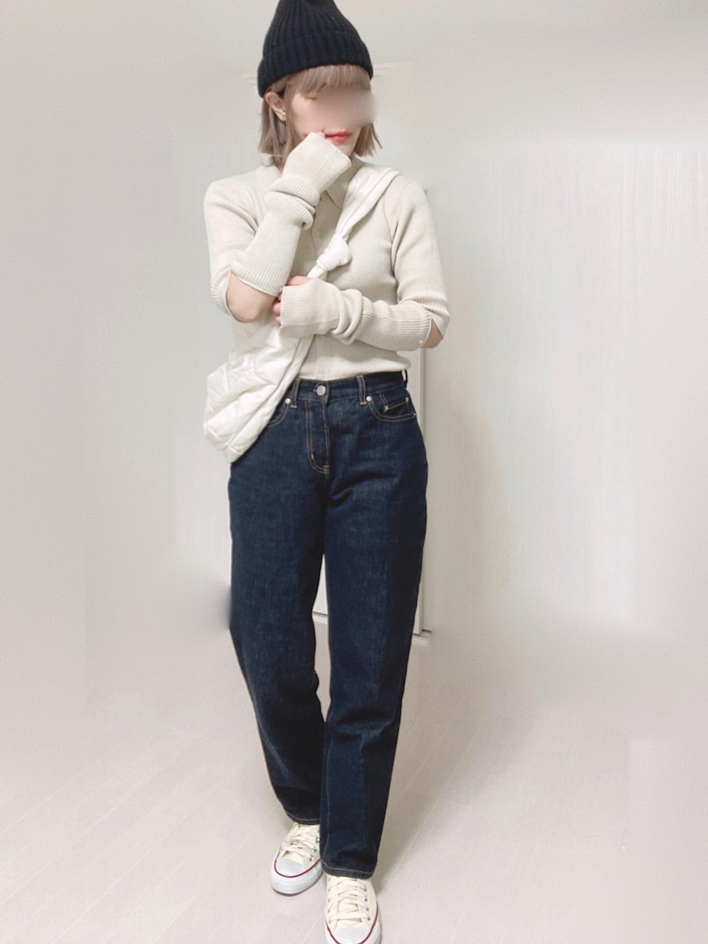 ホワイト系のカーディガン/ボレロ、ホワイト系のショルダーバッグ、ブルー系のデニムパンツを着用したレディースの秋コーディネートの4枚目の写真