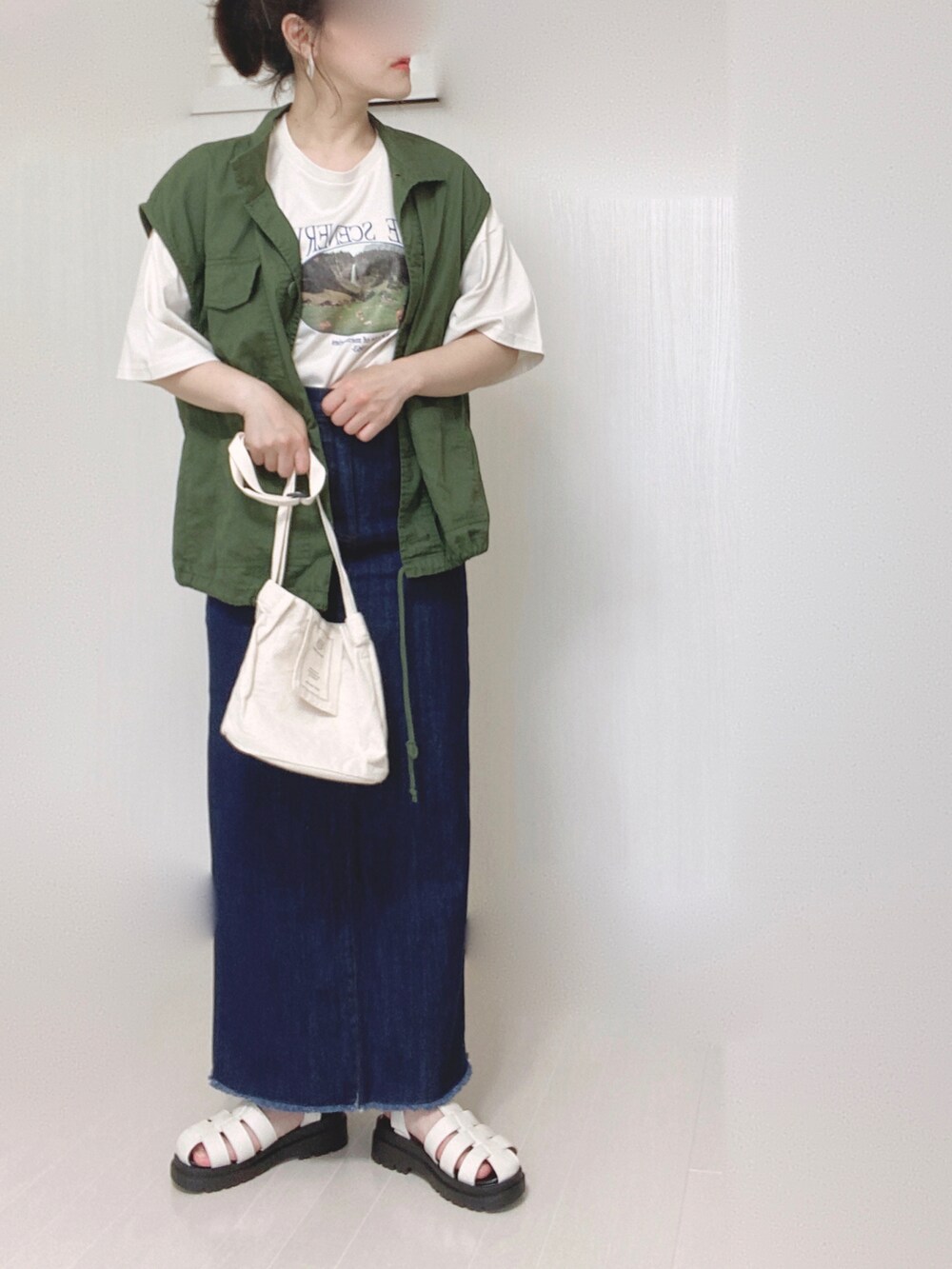 ホワイト系のTシャツ/カットソー、ブルー系のデニムスカート、グリーン系のその他アウターを着用したレディースの夏コーディネートの3枚目の写真