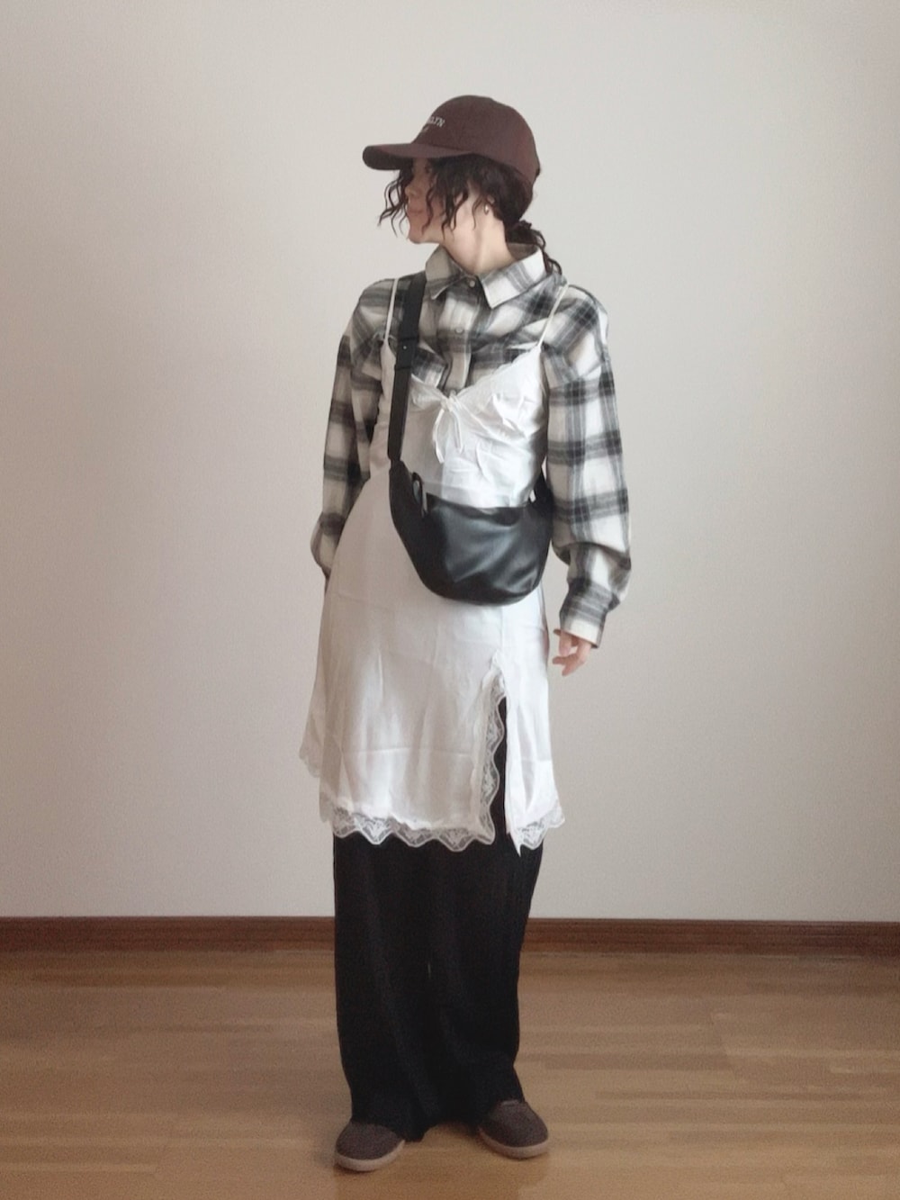 ホワイト系のシャツ/ブラウス、ホワイト系のワンピース、ブラック系のその他パンツを着用したレディースの春コーディネートの4枚目の写真