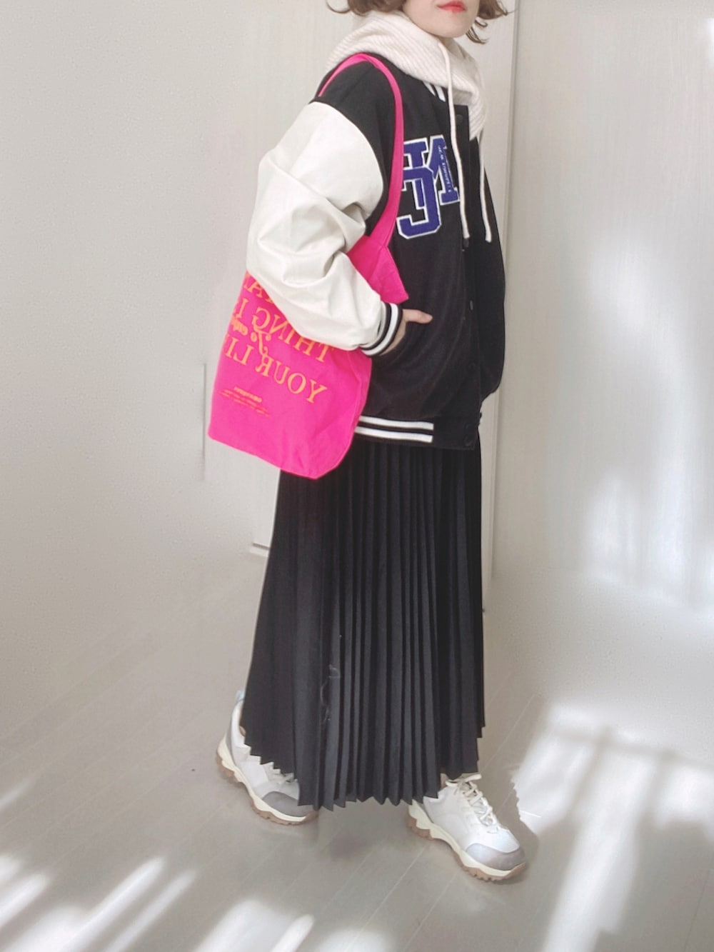 ベージュ系のスニーカー、ブラック系のスタジャン、ブラック系のスカートを着用したレディースの冬コーディネートの4枚目の写真