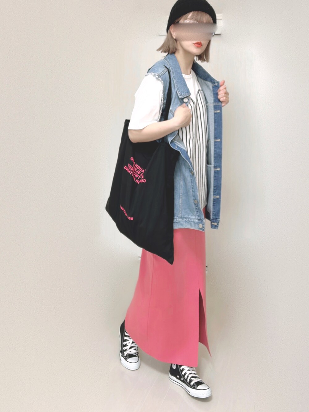 ホワイト系のTシャツ/カットソー、ブルー系のベスト、ブラック系のトートバッグを着用したレディースの夏コーディネートの5枚目の写真