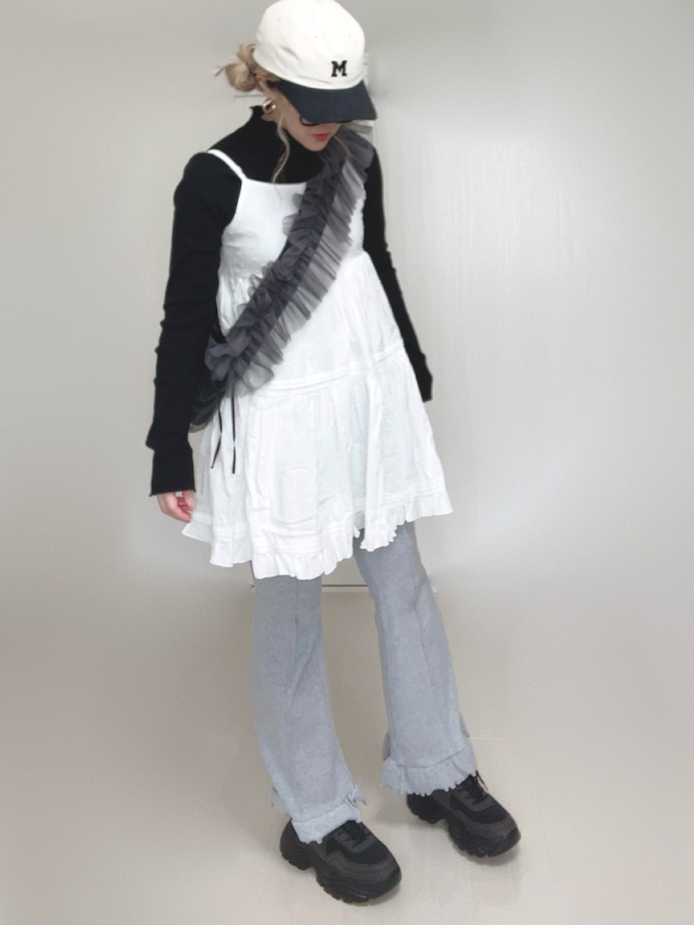 ホワイト系のワンピース、ブラック系のTシャツ/カットソー、グレー系のショルダーバッグを着用したレディースの春コーディネートの4枚目の写真