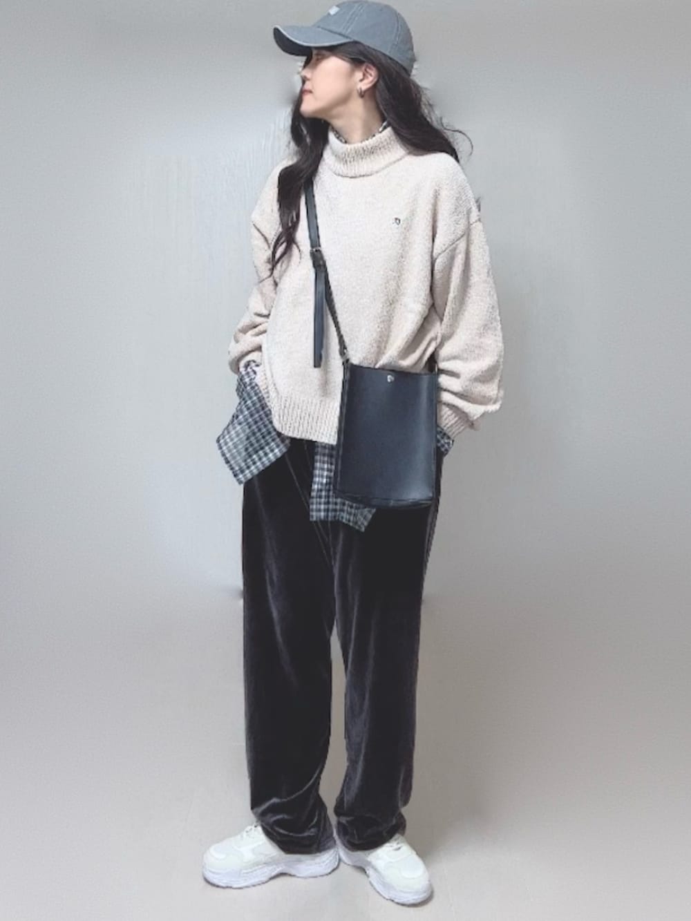 ブラック系のシャツ/ブラウス、ベージュ系のニット/セーター、ブラック系のショルダーバッグを着用したレディースの秋コーディネートの2枚目の写真