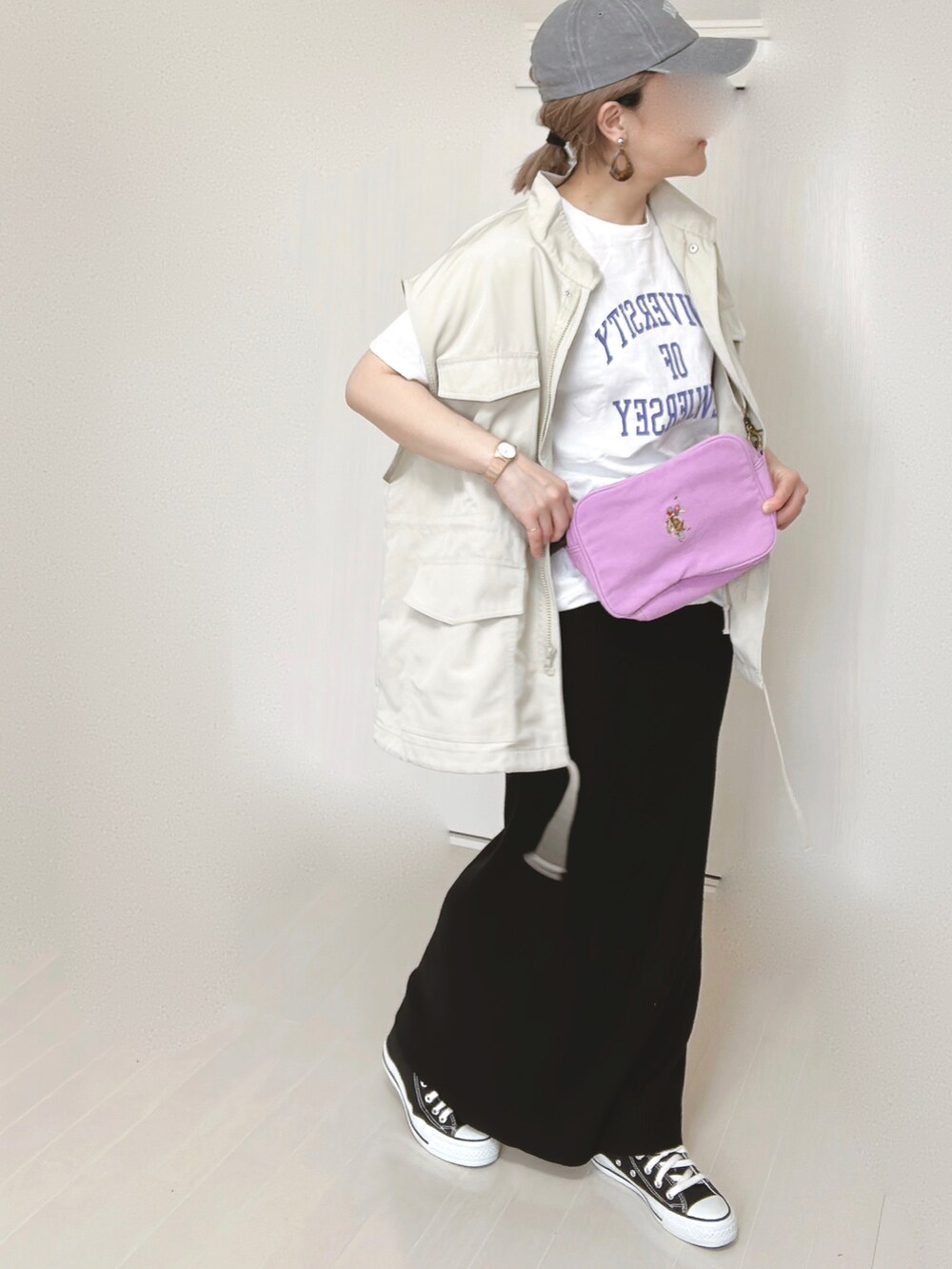 パープル系のショルダーバッグ、ホワイト系のTシャツ/カットソー、ホワイト系のベストを着用したレディースの春コーディネートの5枚目の写真