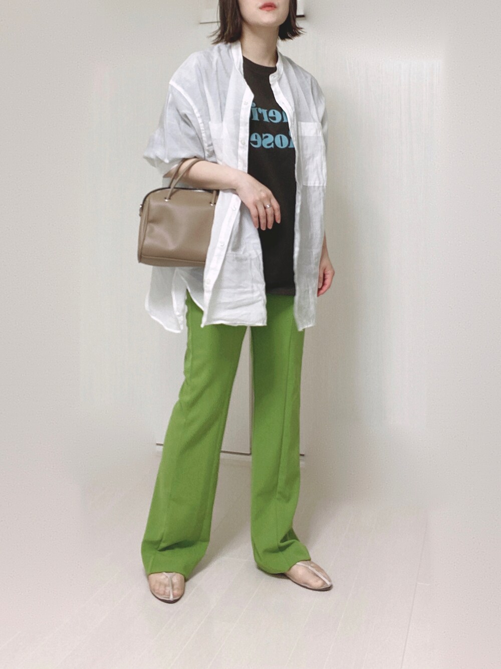 グレー系のTシャツ/カットソー、ホワイト系のシャツ/ブラウス、グリーン系のその他パンツを着用したレディースの春コーディネートの3枚目の写真