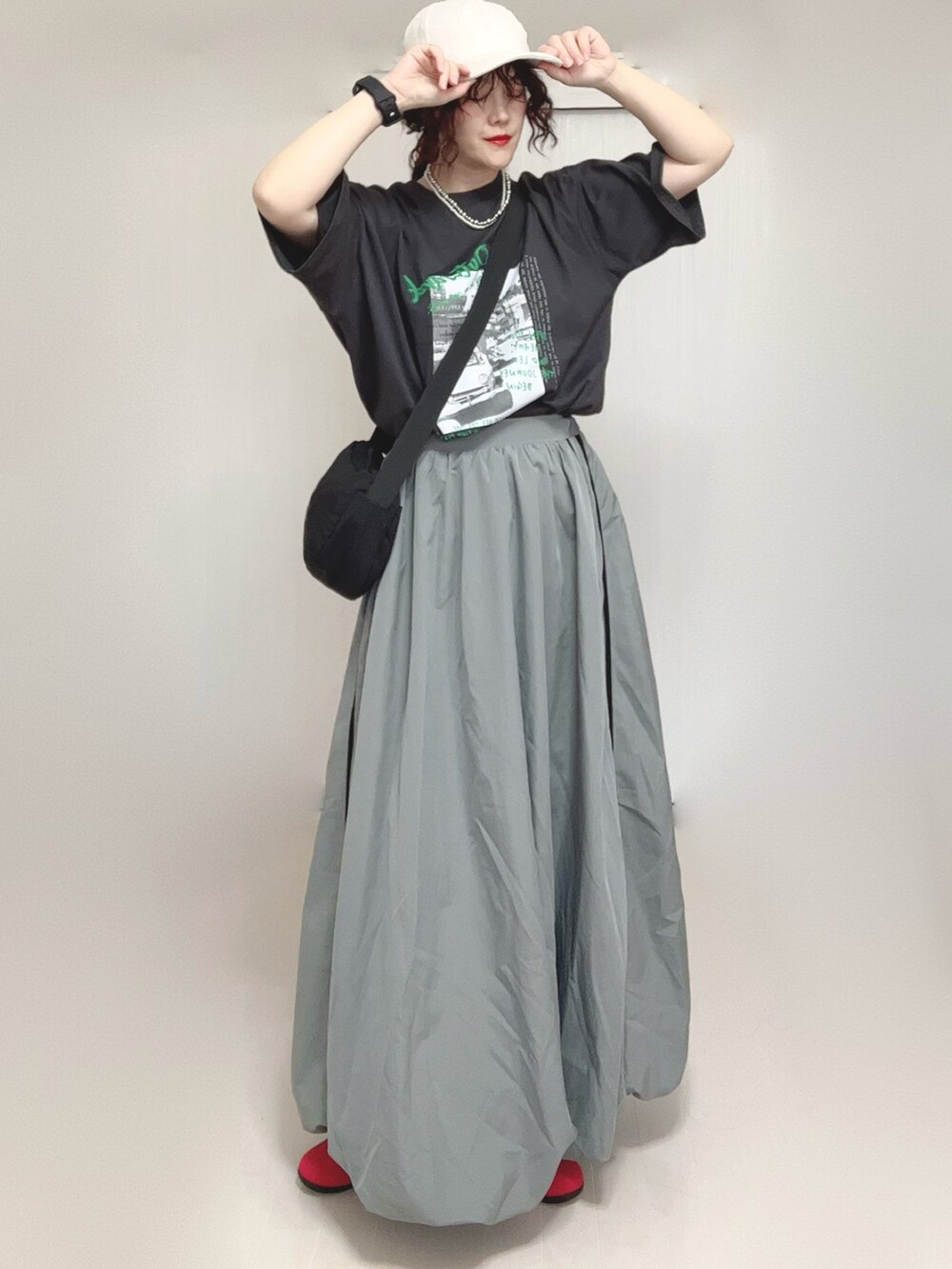 グレー系のTシャツ/カットソー、ブラック系のピアス（両耳用）を着用したレディースの夏コーディネートの3枚目の写真