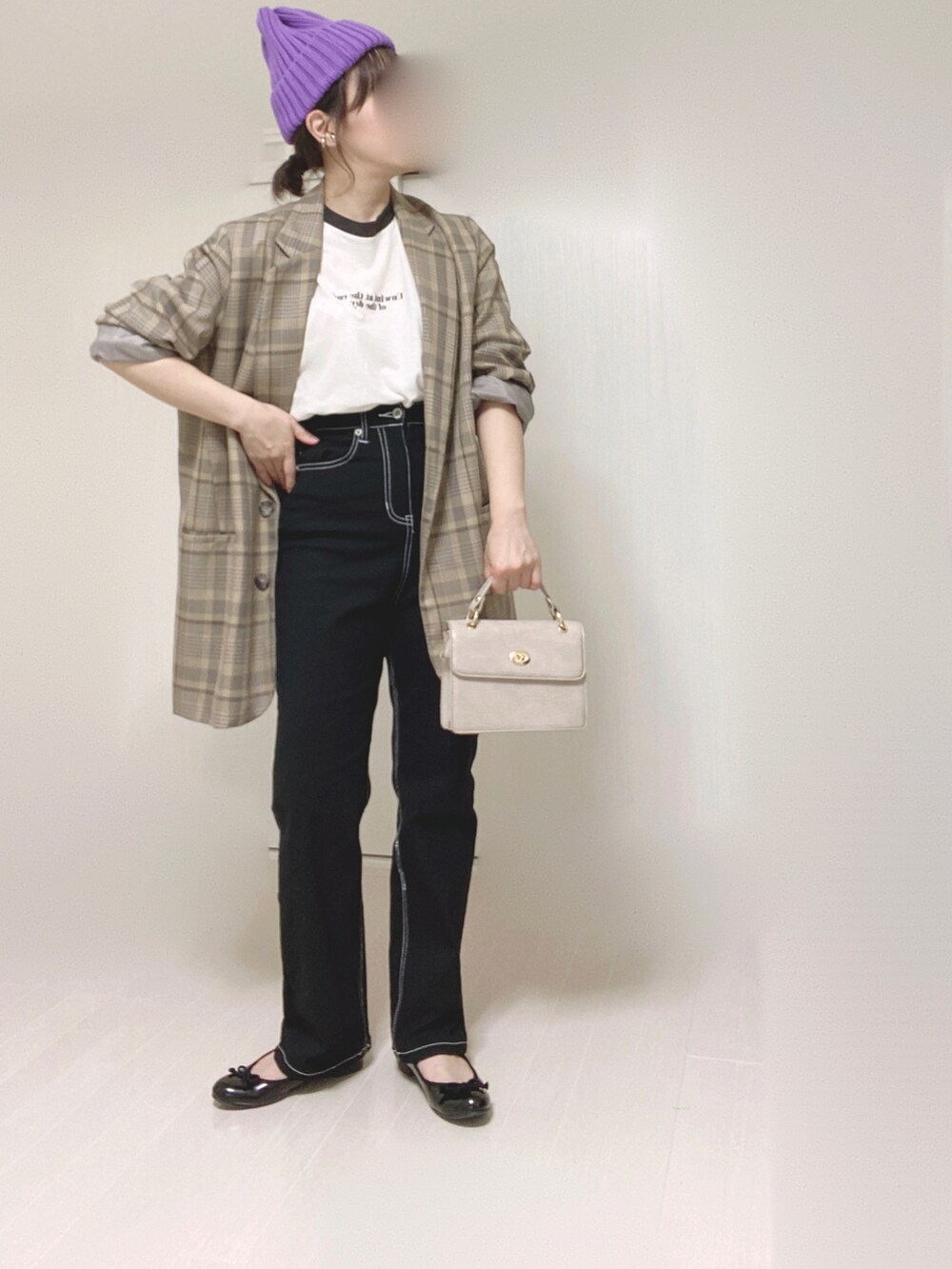 ベージュ系のテーラードジャケット、ベージュ系のショルダーバッグ、ブラック系のバレエシューズを着用したレディースの夏コーディネートの3枚目の写真