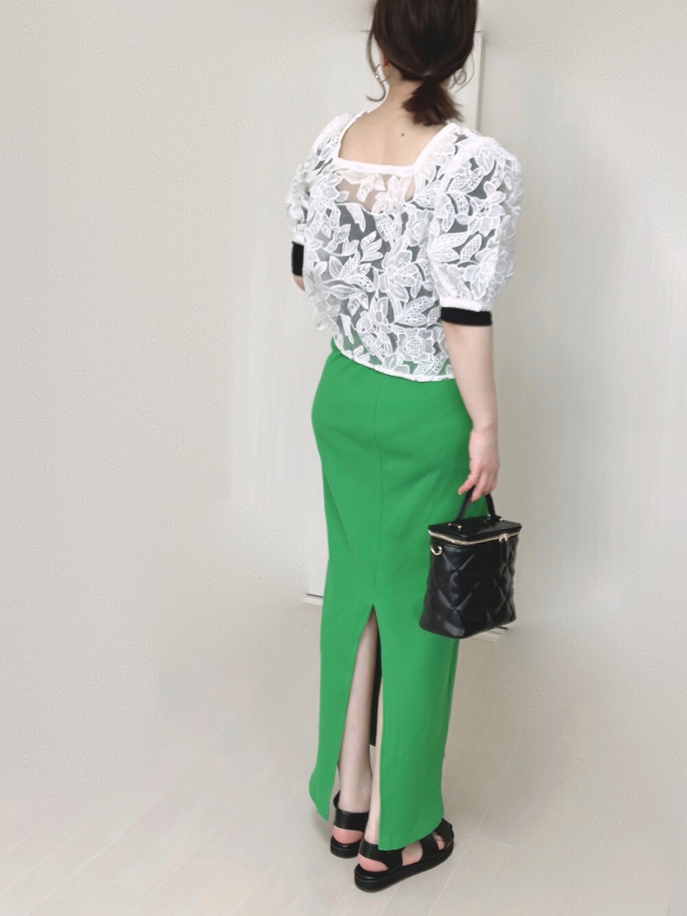 ホワイト系のシャツ/ブラウス、ブラック系のTシャツ/カットソー、グリーン系のスカートを着用したレディースの春コーディネートの2枚目の写真