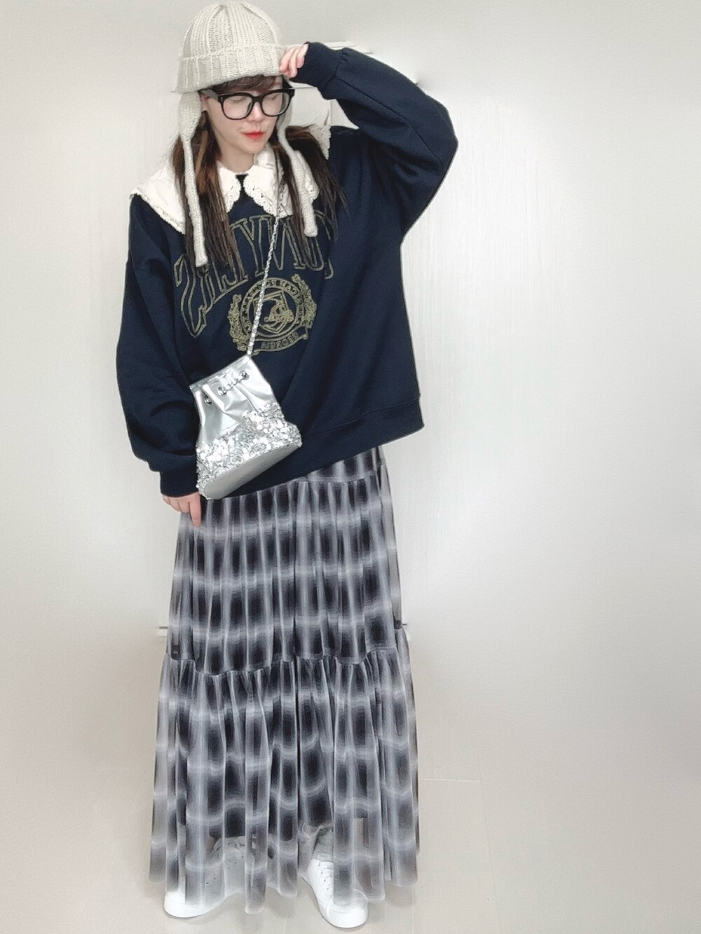 ブルー系のスウェット、ブラック系のスカート、ベージュ系のシャツ/ブラウスを着用したレディースの秋コーディネートの5枚目の写真