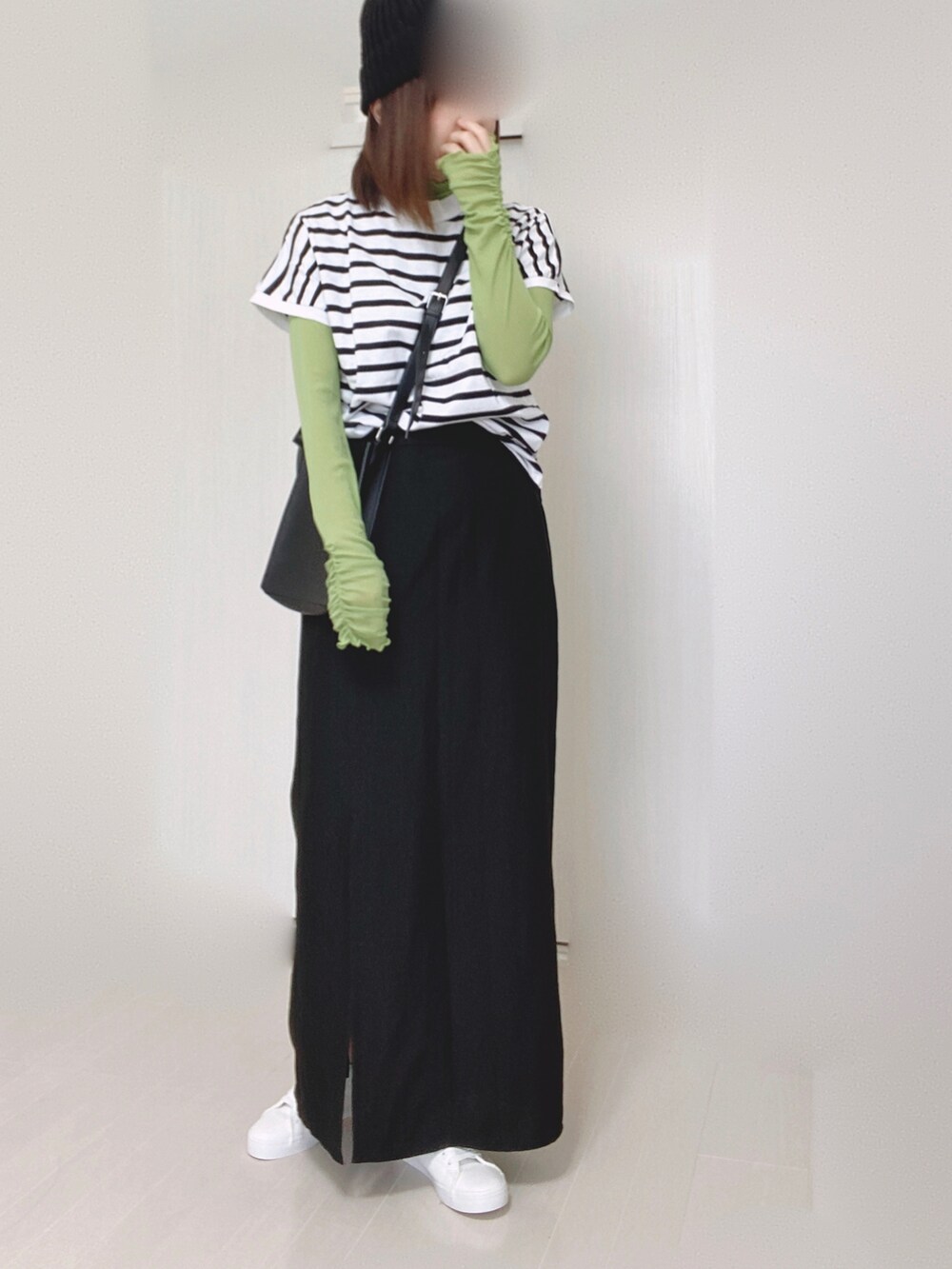 ホワイト系のTシャツ/カットソー、ブラック系のスカート、ホワイト系のスニーカーを着用したレディースの夏コーディネートの4枚目の写真