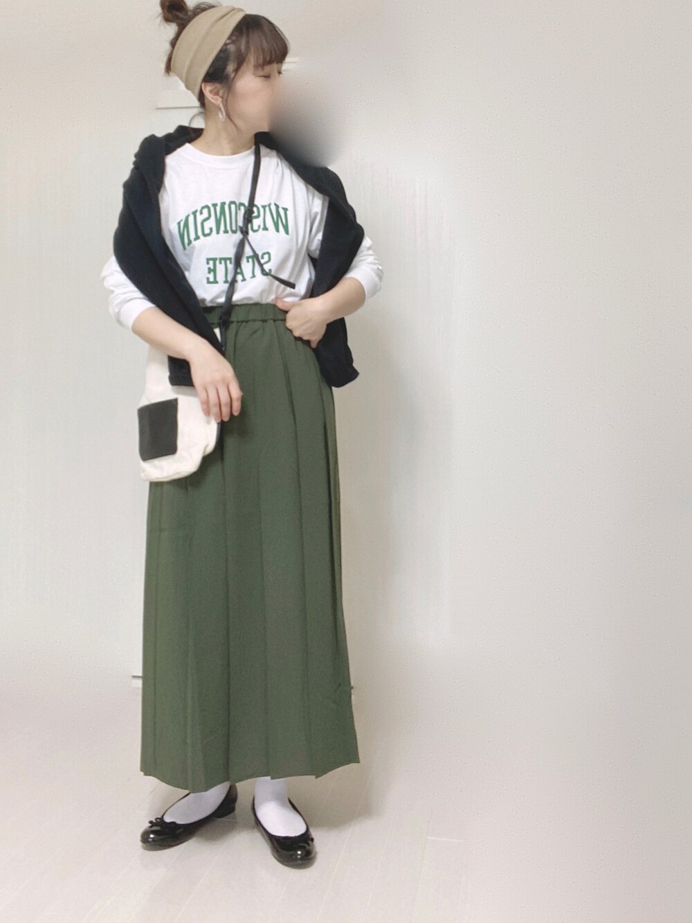 ホワイト系のTシャツ/カットソー、ブラック系のカーディガン/ボレロ、ホワイト系のショルダーバッグを着用したレディースの夏コーディネートの2枚目の写真