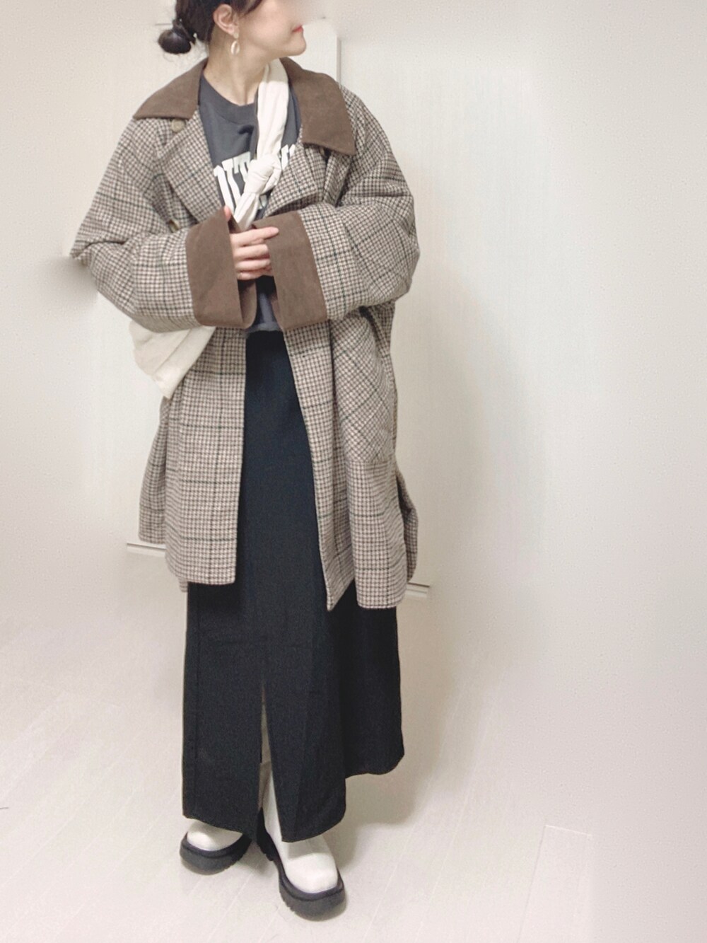 その他のその他アウター、ホワイト系のショルダーバッグ、ブラック系のスカートを着用したレディースの秋コーディネートの5枚目の写真