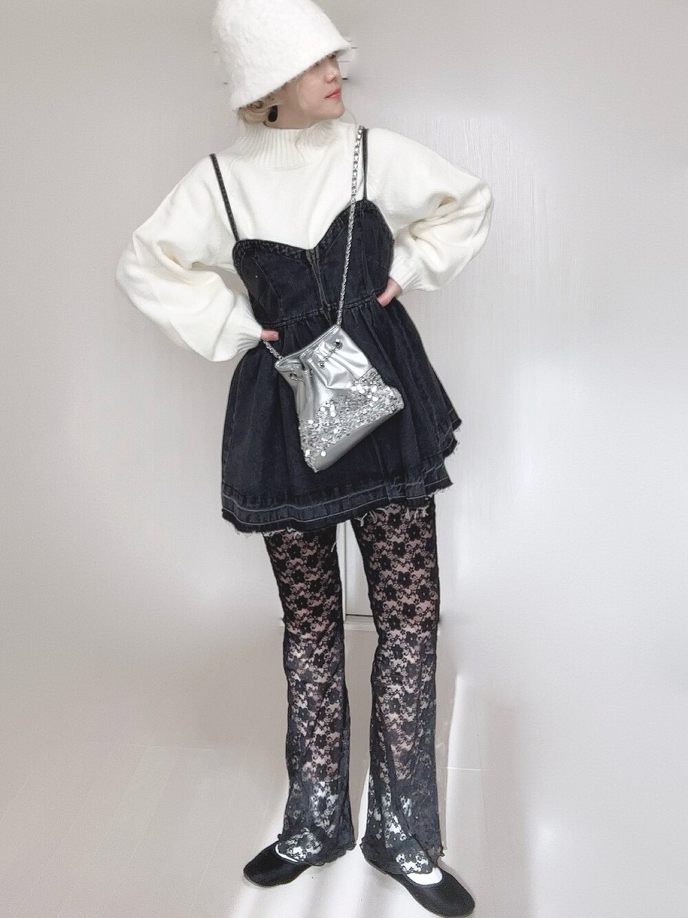 ホワイト系のニット/セーター、ブラック系のその他パンツ、ブラック系のパンプスを着用したレディースの冬コーディネートの4枚目の写真