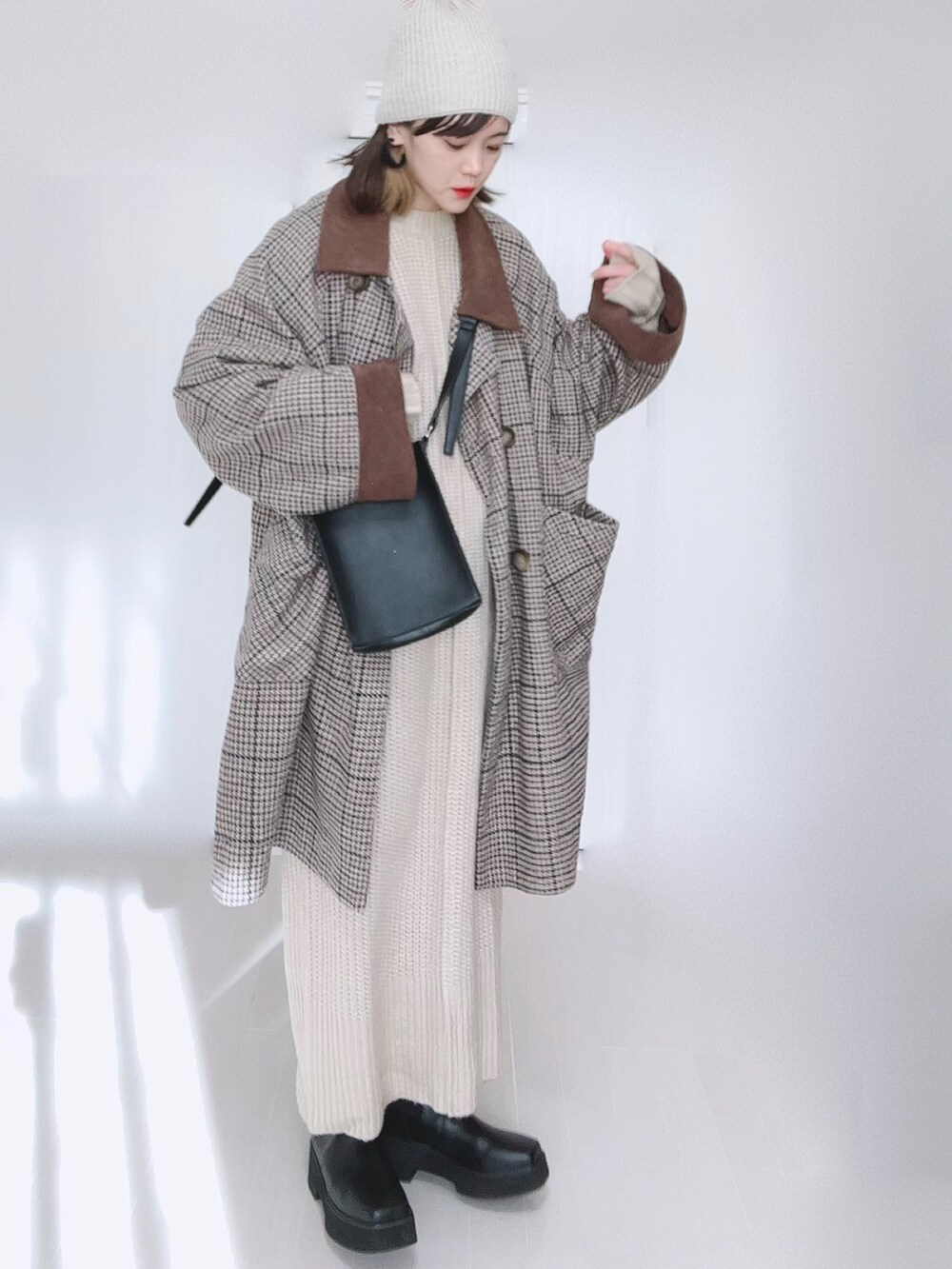 その他のその他アウター、ホワイト系のワンピース、ブラック系のショルダーバッグを着用したレディースの冬コーディネートの2枚目の写真