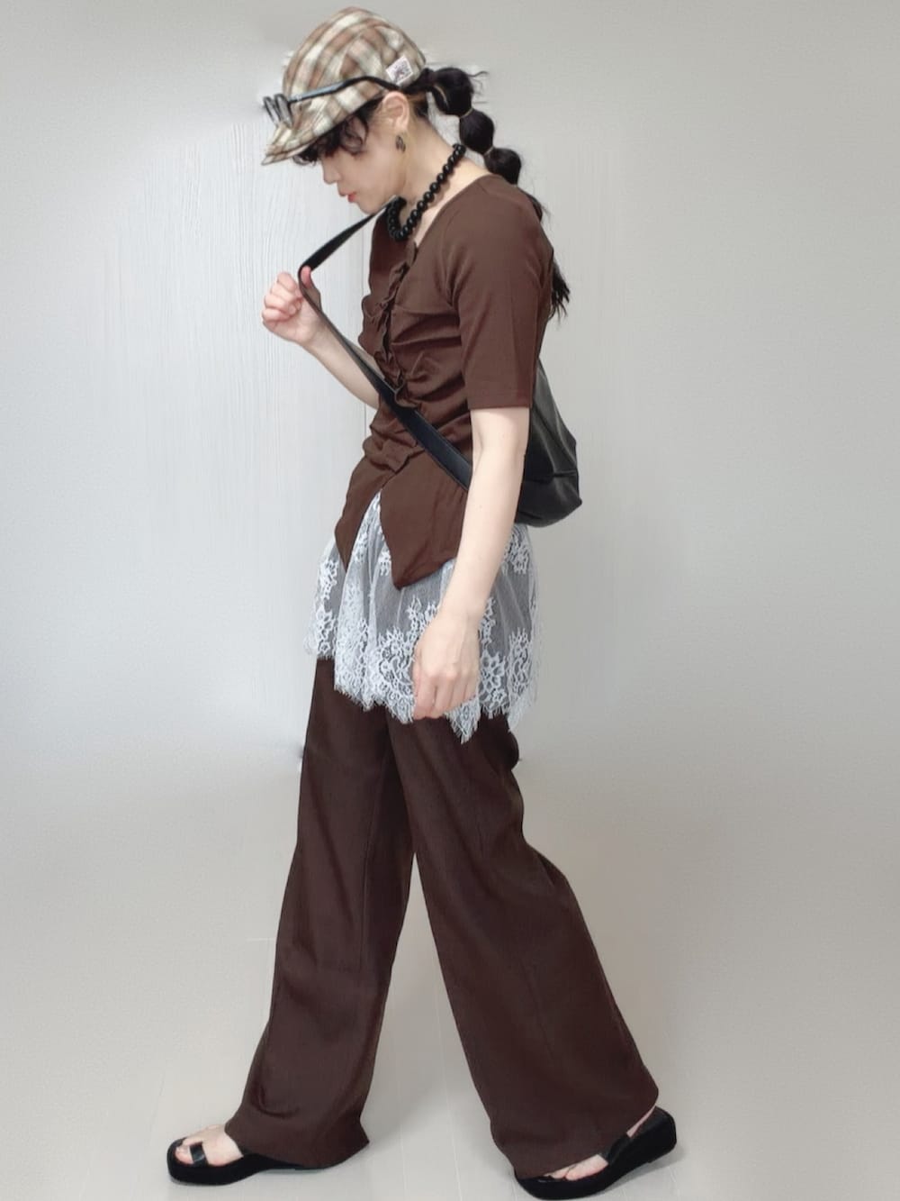 ブラウン系のTシャツ/カットソー、グレー系のTシャツ/カットソー、ブラウン系のその他パンツを着用したレディースの春コーディネートの4枚目の写真
