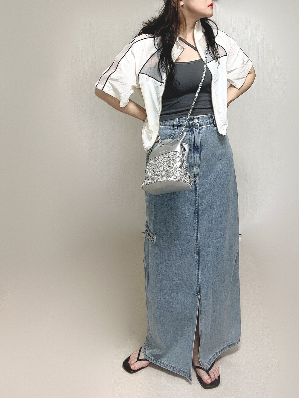 ホワイト系のブルゾン、グレー系のキャミソール、シルバー系のショルダーバッグを着用したレディースの夏コーディネートの5枚目の写真