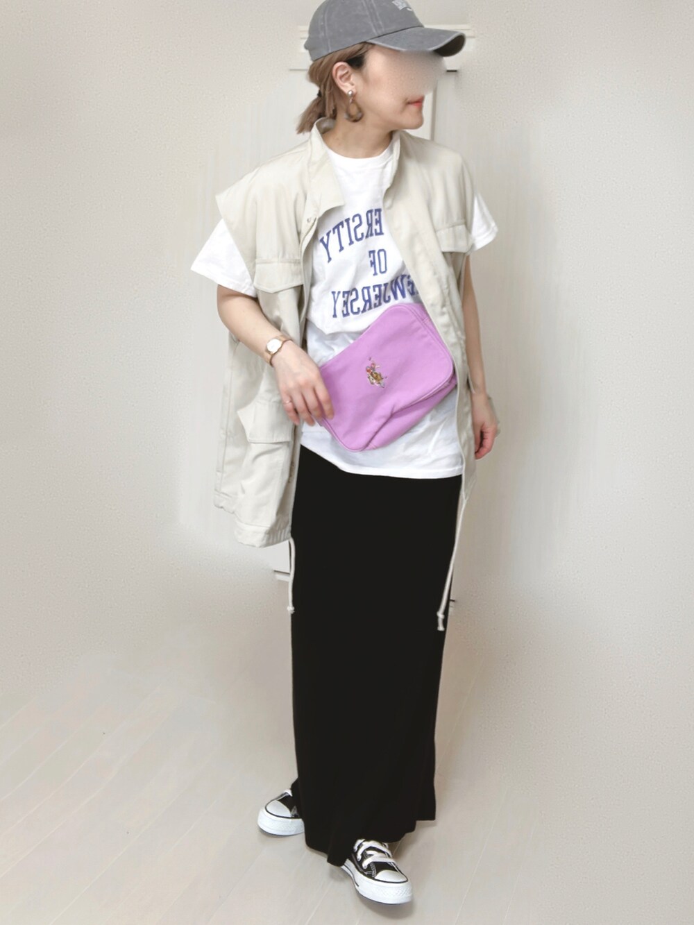 パープル系のショルダーバッグ、ホワイト系のTシャツ/カットソー、ホワイト系のベストを着用したレディースの春コーディネートの3枚目の写真