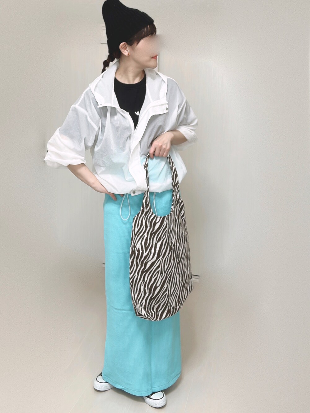 ブラック系のTシャツ/カットソー、ブルー系のスカート、ブラック系のスニーカーを着用したレディースの夏コーディネートの5枚目の写真